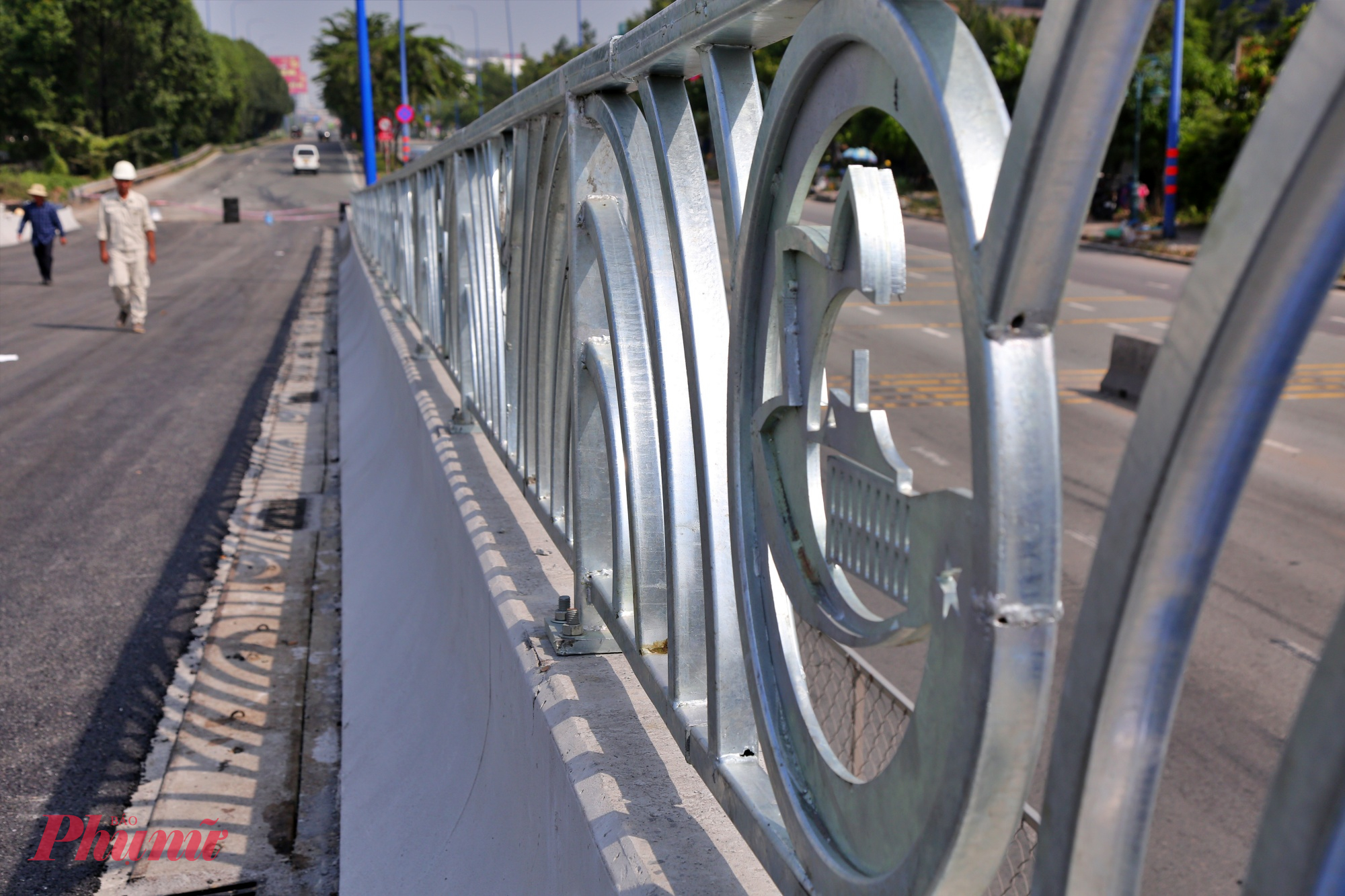 Lan can cầu N2 được làm bằng thép mạ kẽm. 