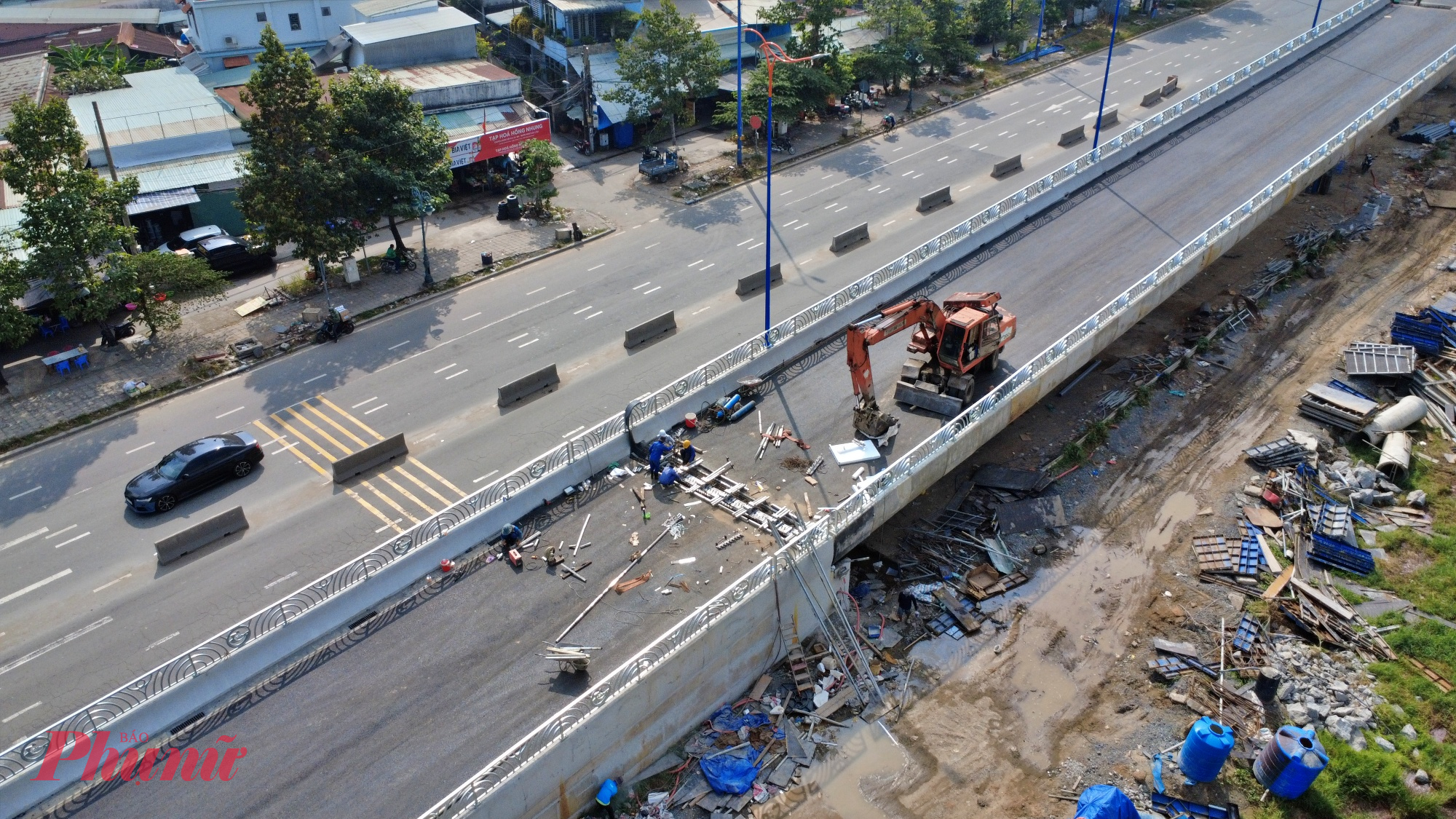 Hiện công nhân đang khẩn trương hoàn thiện các công việc cuối cùng như kiểm tra lan can cầu, mặt đường, khe co giãn cầu.