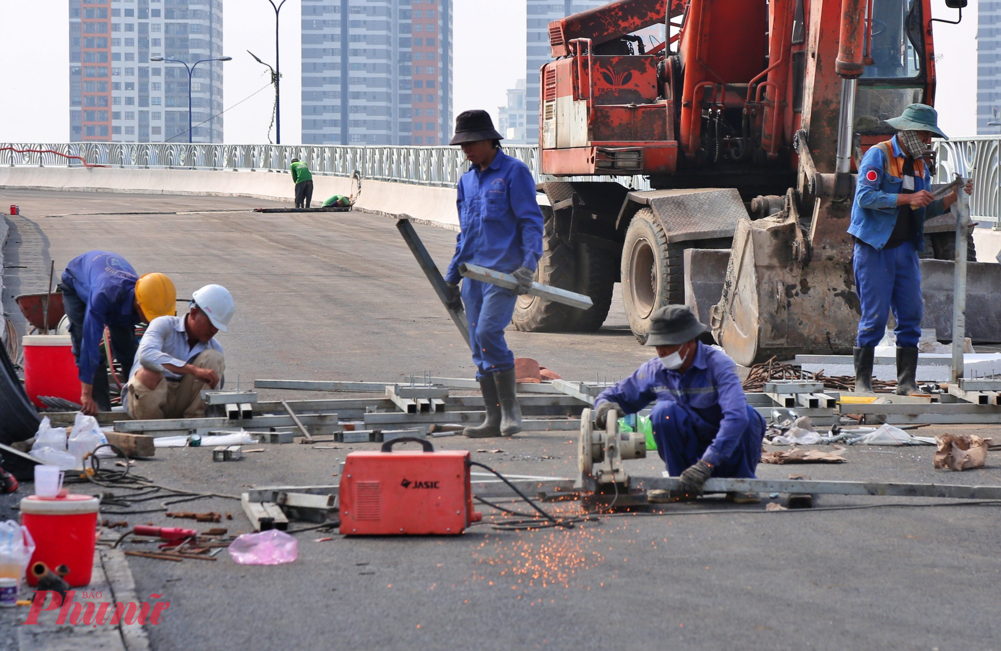 Ghi nhận sáng 29/12, các công nhân đang thi công hoàn thiện khe co giãn 2 bên đầu cầu.