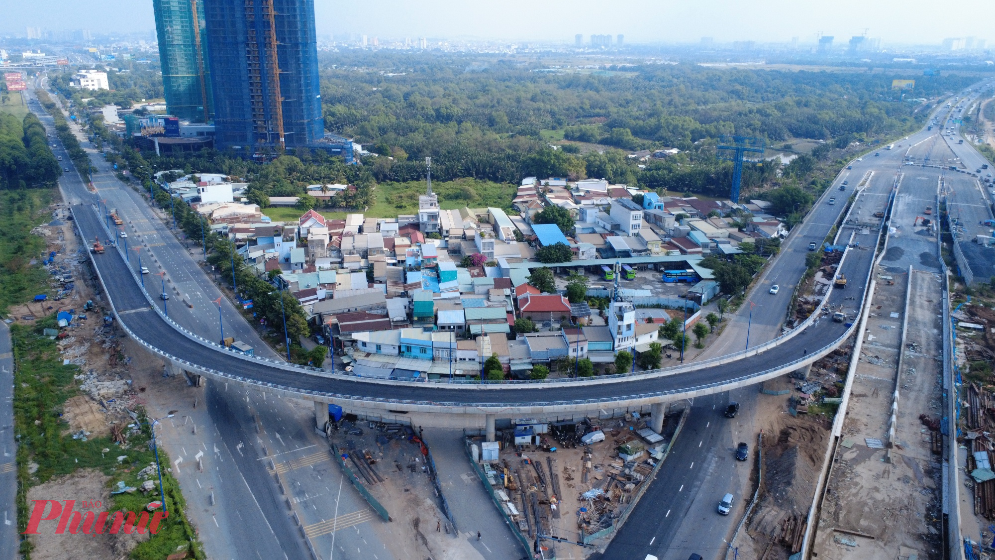 Cầu có có chiều cao 4,75m, nối Hạng mục cầu Bà Dạt, cầu Giồng Ông Tố trên đường dẫn cao tốc TPHCM - Long Thành đã hoàn thành trước đó