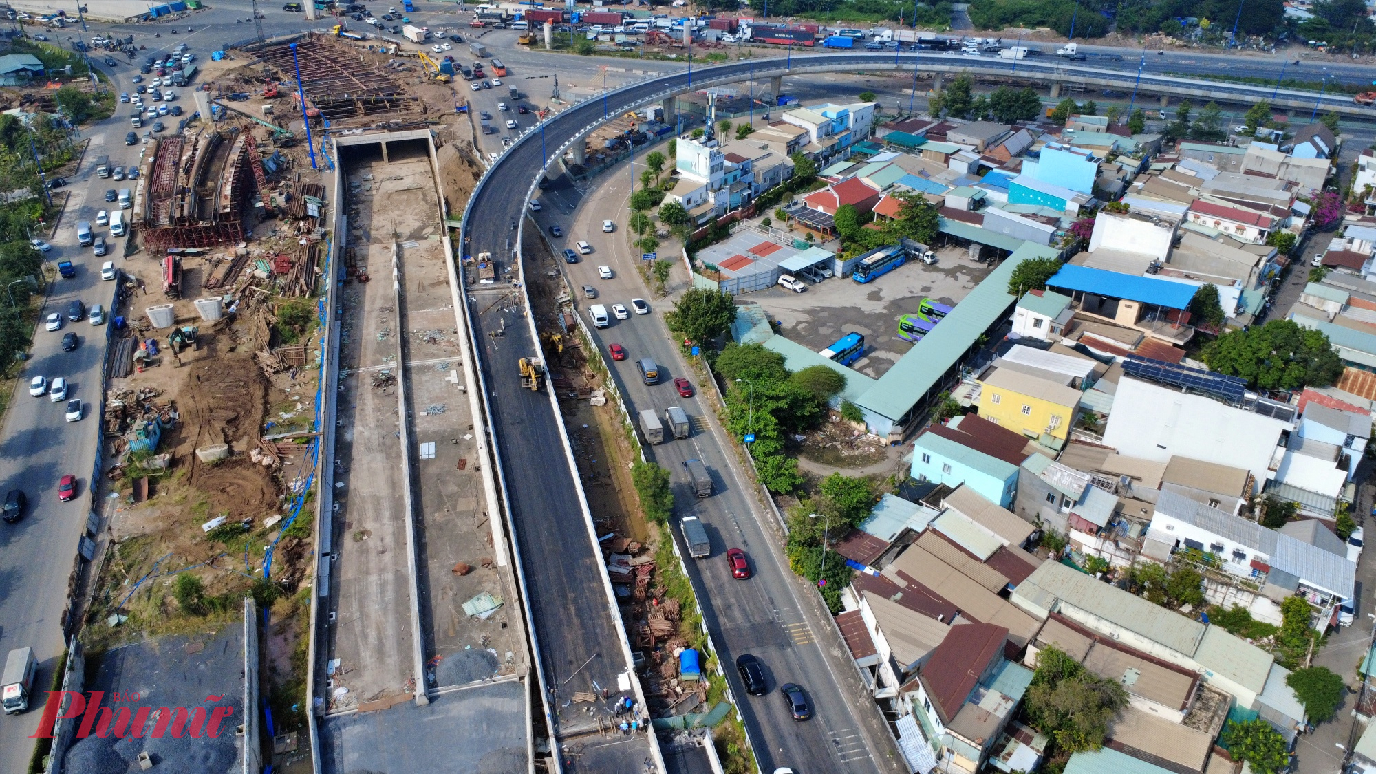 Hầm chui HC1-02 (kế bên nhánh cầu N2) cũng đang được đẩy nhanh tiến độ thi công, mục tiêu hoàn thành trước ngày 15/1/2026. Phần thô đã hoàn thành, hiện đang thi công đoạn gần giao lộ Mai Chí Thọ và Nguyễn Thị Định.