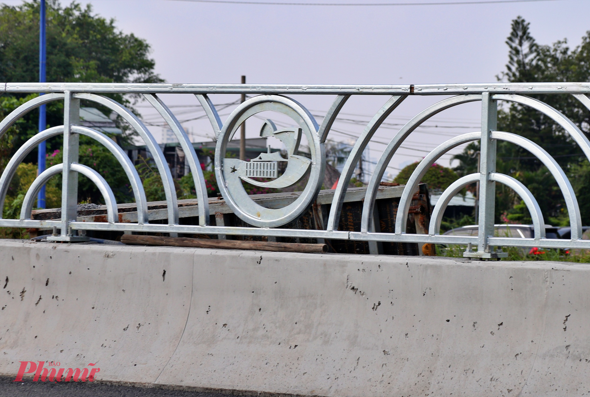 Lan can cầu được thiết kế có biểu tượng logo của UBND TPHCM