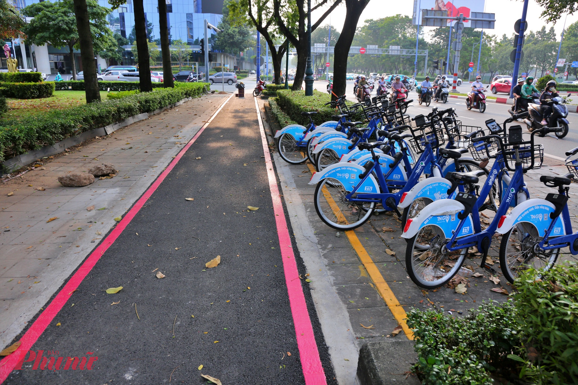 Hai bên làn đường riêng cho xe đạp cũng bố trí dịch vụ xe đạp công cộng để người dân thuê trải nghiệm.