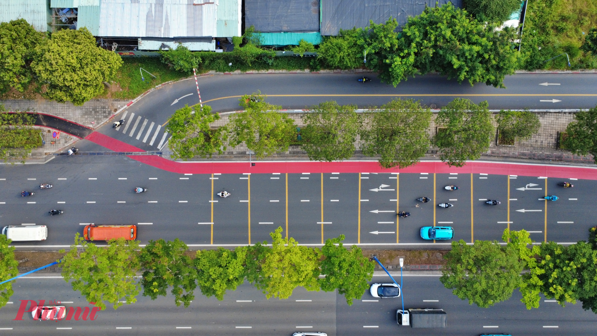 Làn xe đạp được thiết kế rộng 2m, cho phép xe di chuyển với vận tốc tối đa 20km/h; riêng đoạn qua cầu có bề rộng 1,5m.