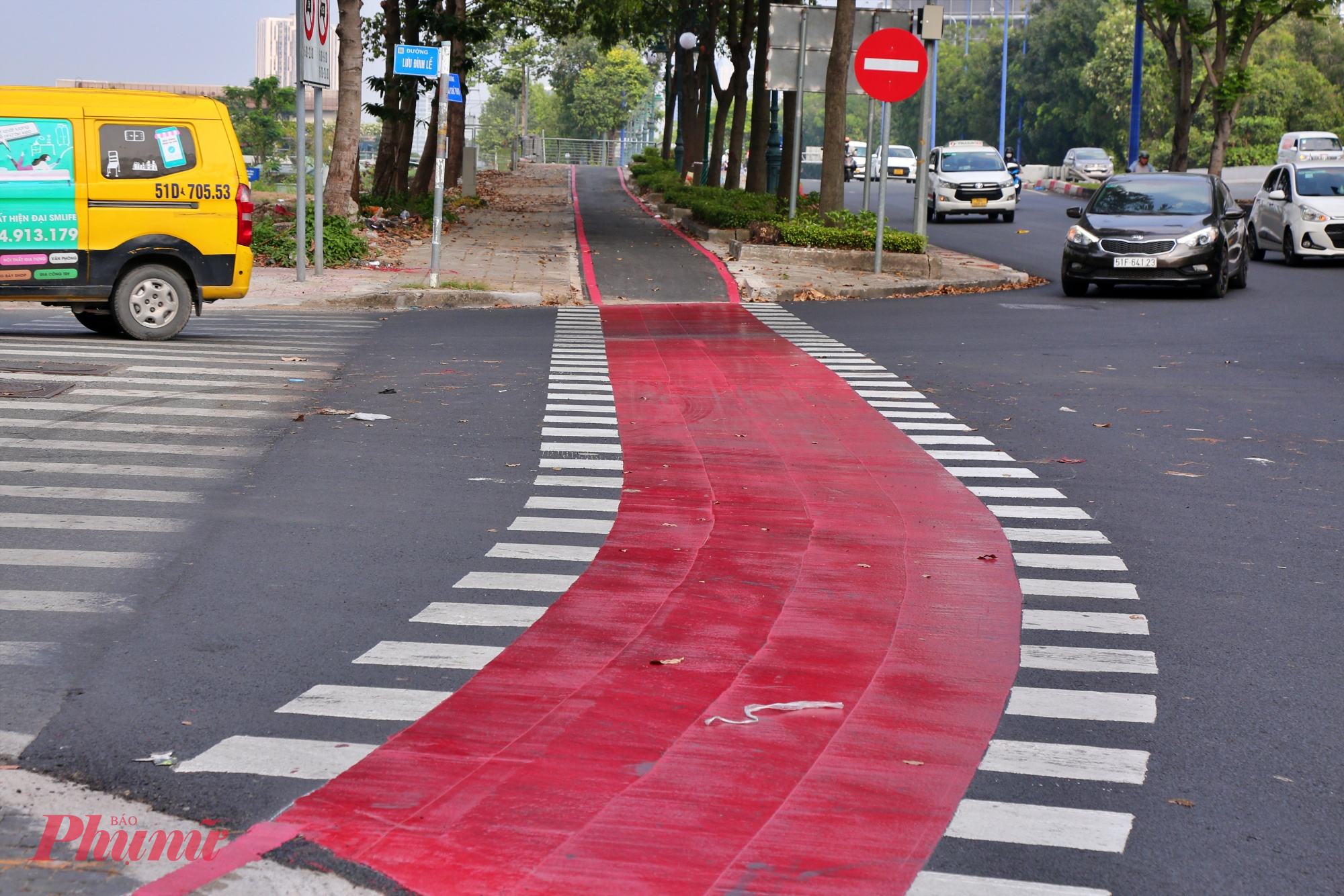 Tại các lối rẽ vào khu dân cư đều được sơn vạch đỏ để nhận biết