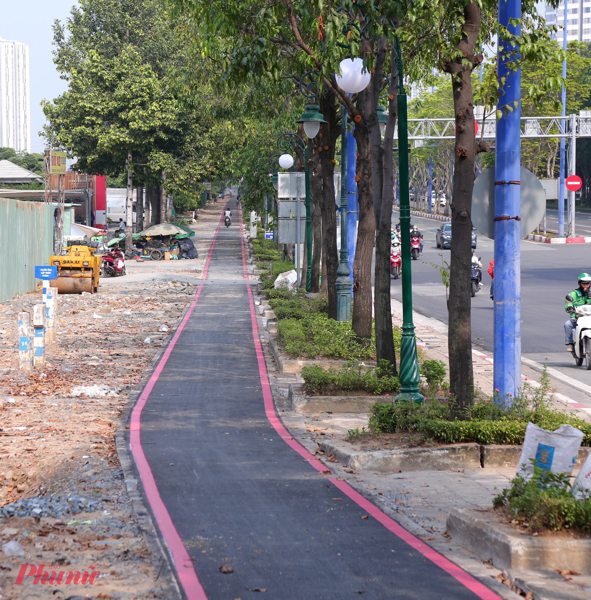 Đối với các đoạn không qua khu dân cư sẽ được thảm nhựa và kẻ viềng đỏ hai bên