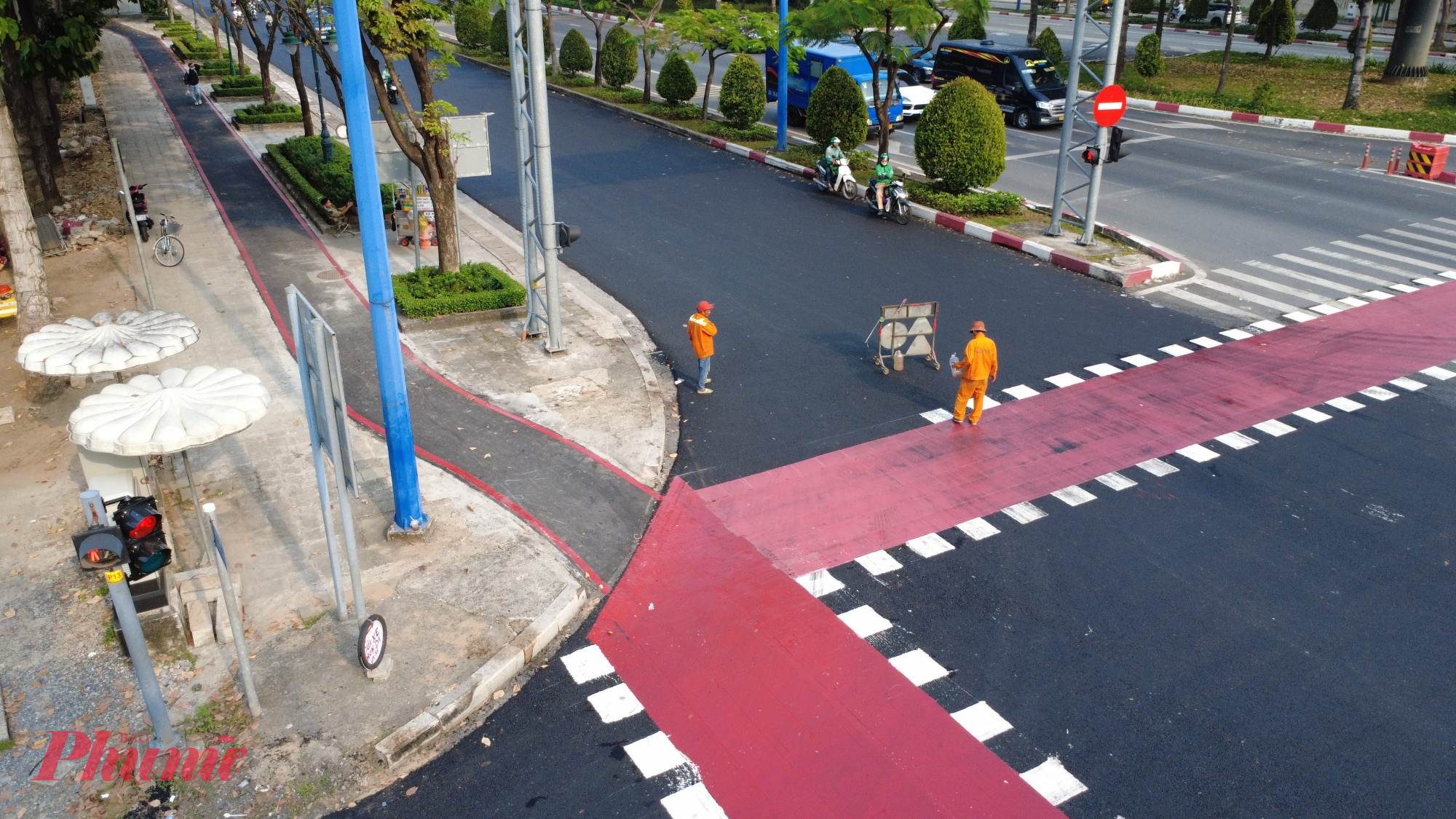 Trước ngày đưa vào khai thác, đơn vị thi công đang khẩn trương hoàn thiện các hạng mục cuối cùng như lắp biển báo cấm xe máy lưu thông vào làn riêng cho xe đạp, sơn vạch kẻ đường để nhận diện. 