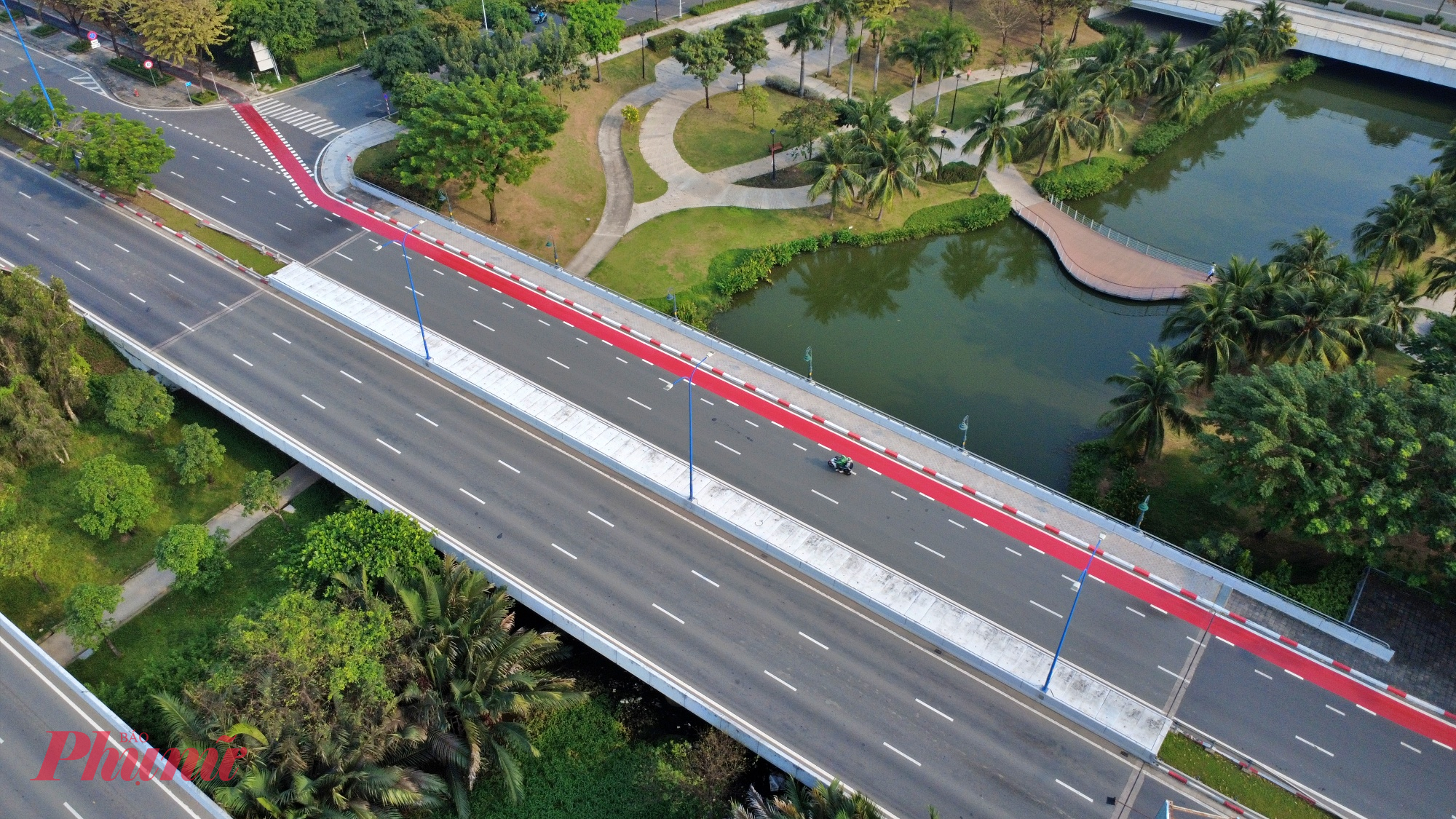 Do đoạn qua cầu được thiết kế dưới lòng đường nên được vẽ sơn màu đỏ nổi bật để nhận biết.