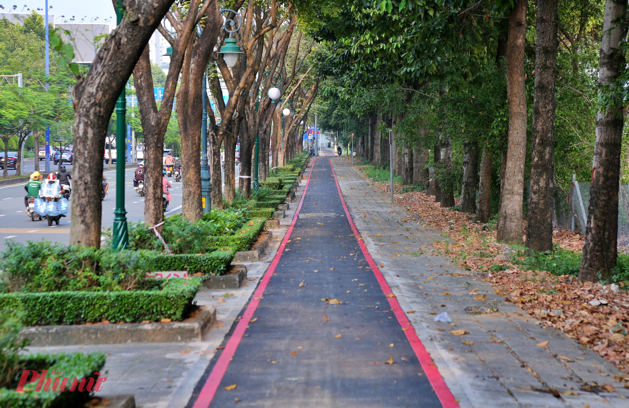  Trên toàn tuyến, hệ thống chiếu sáng, thoát nước, bãi đỗ và trạm xe đạp đã được bố trí đồng bộ,