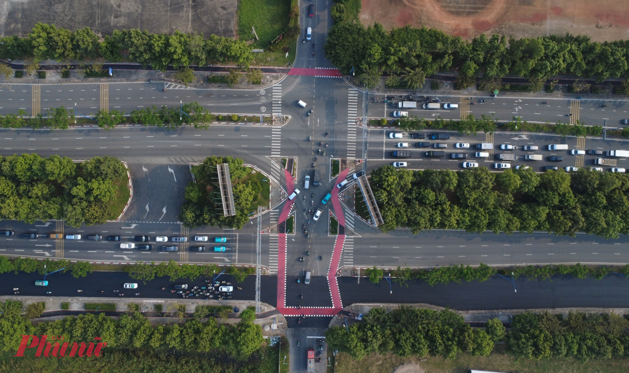 Tại giao lộ lớn có đông xe qua lại cũng được làm riêng làn cho xe đạp đi qua đường. Hình ảnh ghi nhận tại giao lộ giữa Mai Chí Thọ và số 15.