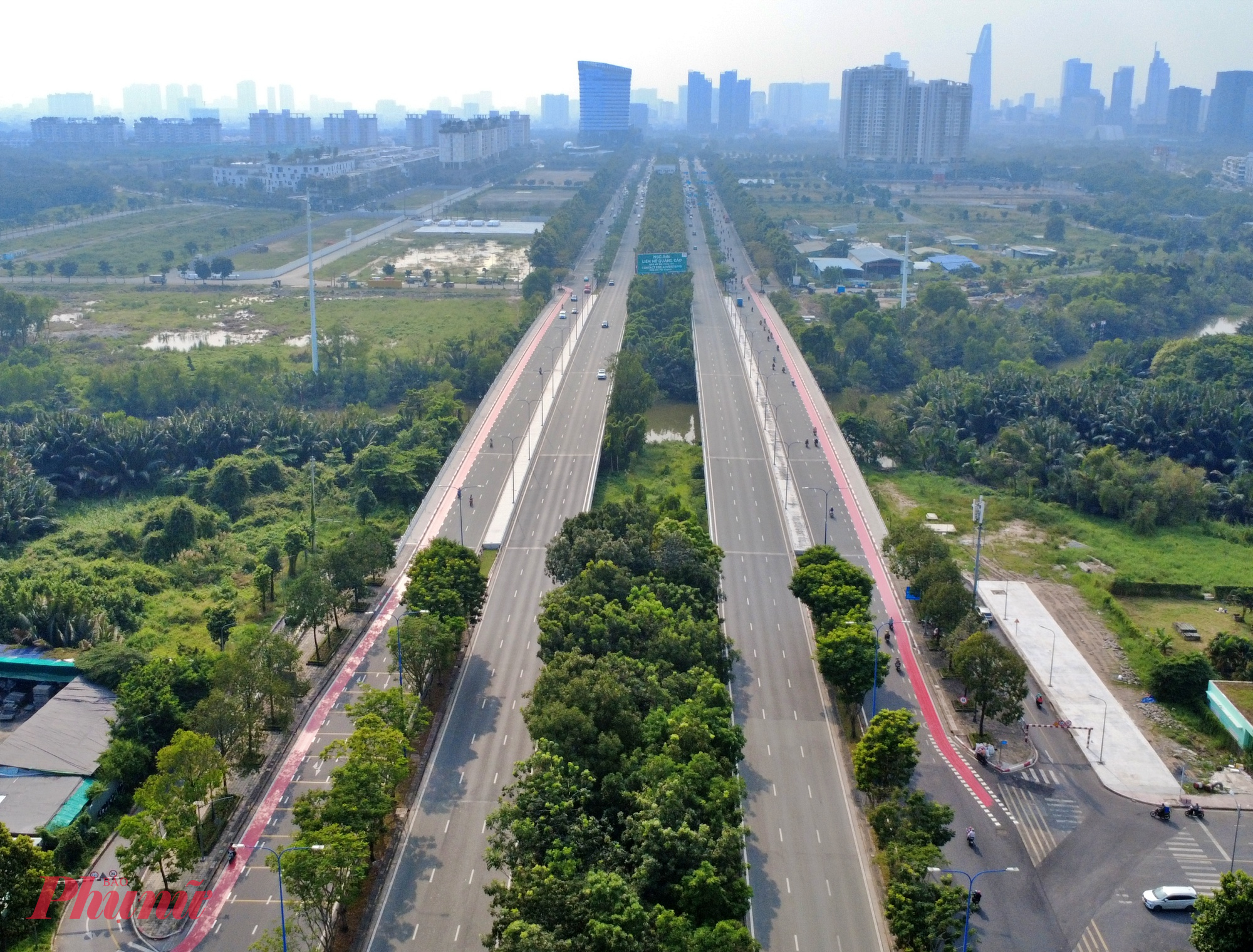 Ông Đoàn Văn Tấn - Giám đốc Trung tâm Quản lý điều hành giao thông đô thị TPHCM cho biết, làn riêng cho xe đạp đầu tiên ở TPHCM trên đường Mai Chí Thọ sẽ chính thức đưa vào khai thác, phục vụ người dân từ ngày 31/12. 