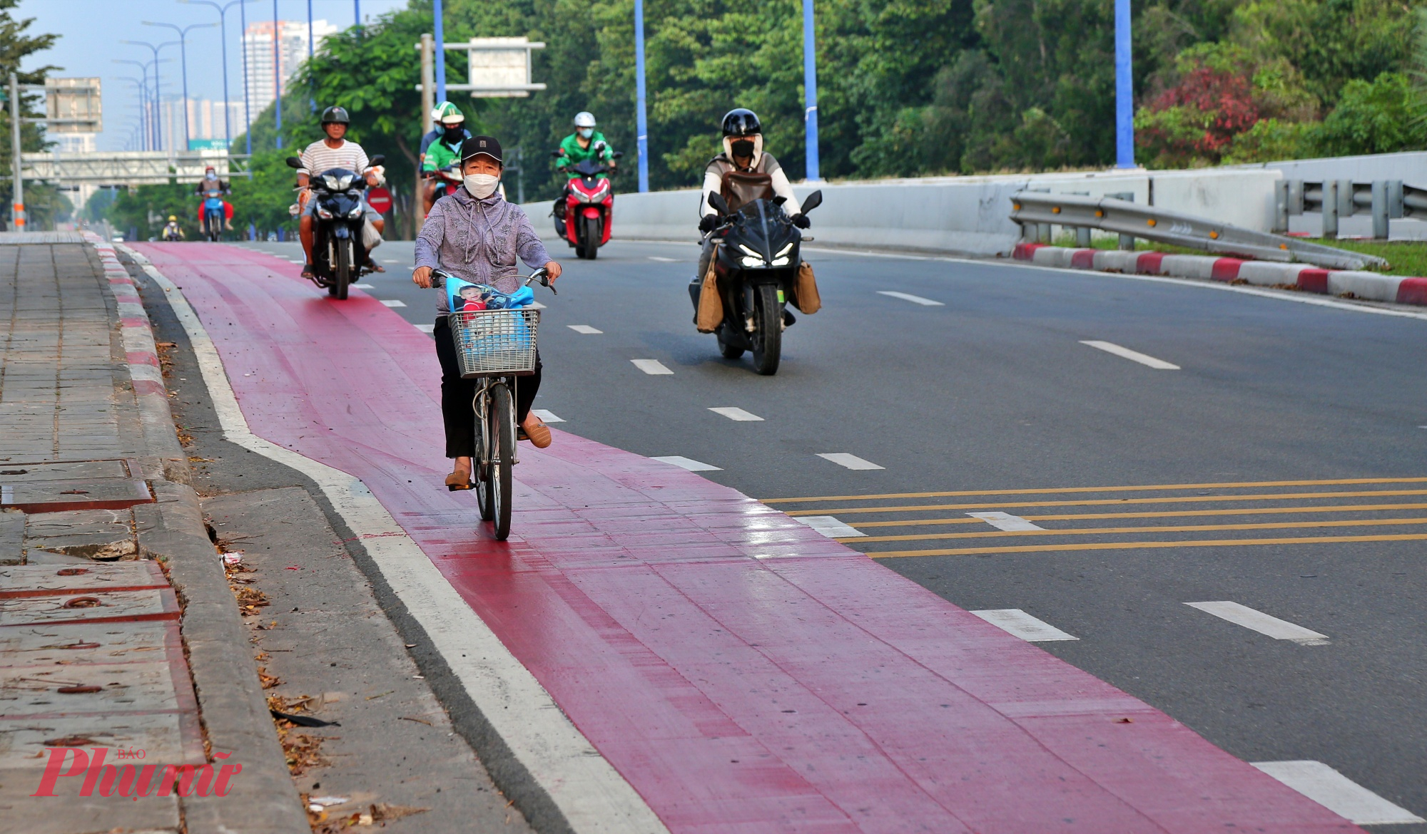Người dân khá hài lòng khi có làn riêng cho xe đạp, một số người đã đạp xe trải nghiệm.