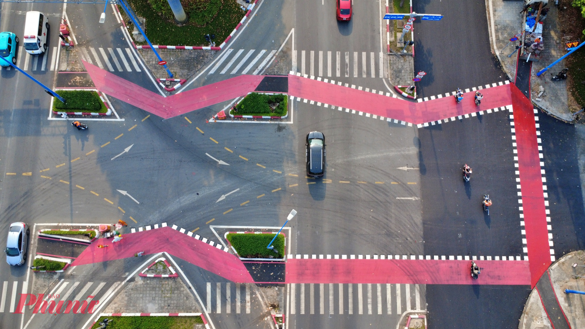 Phần màu đỏ chủ đạo kết hợp với vạch kẻ nét đứt màu trắng giúp làn riêng cho xe đạp nổi bật tại giao lộ.