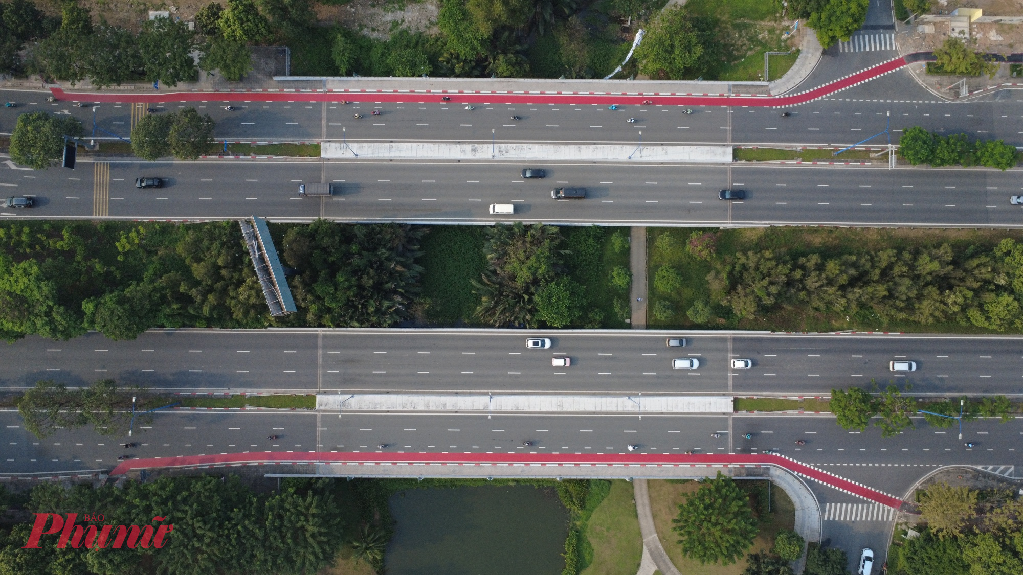 Làn riêng cho xe đạp gây chú với nhiều người đi đường khi được sơn màu đỏ nổi bật đoạn qua các cầu và giao lộ. 