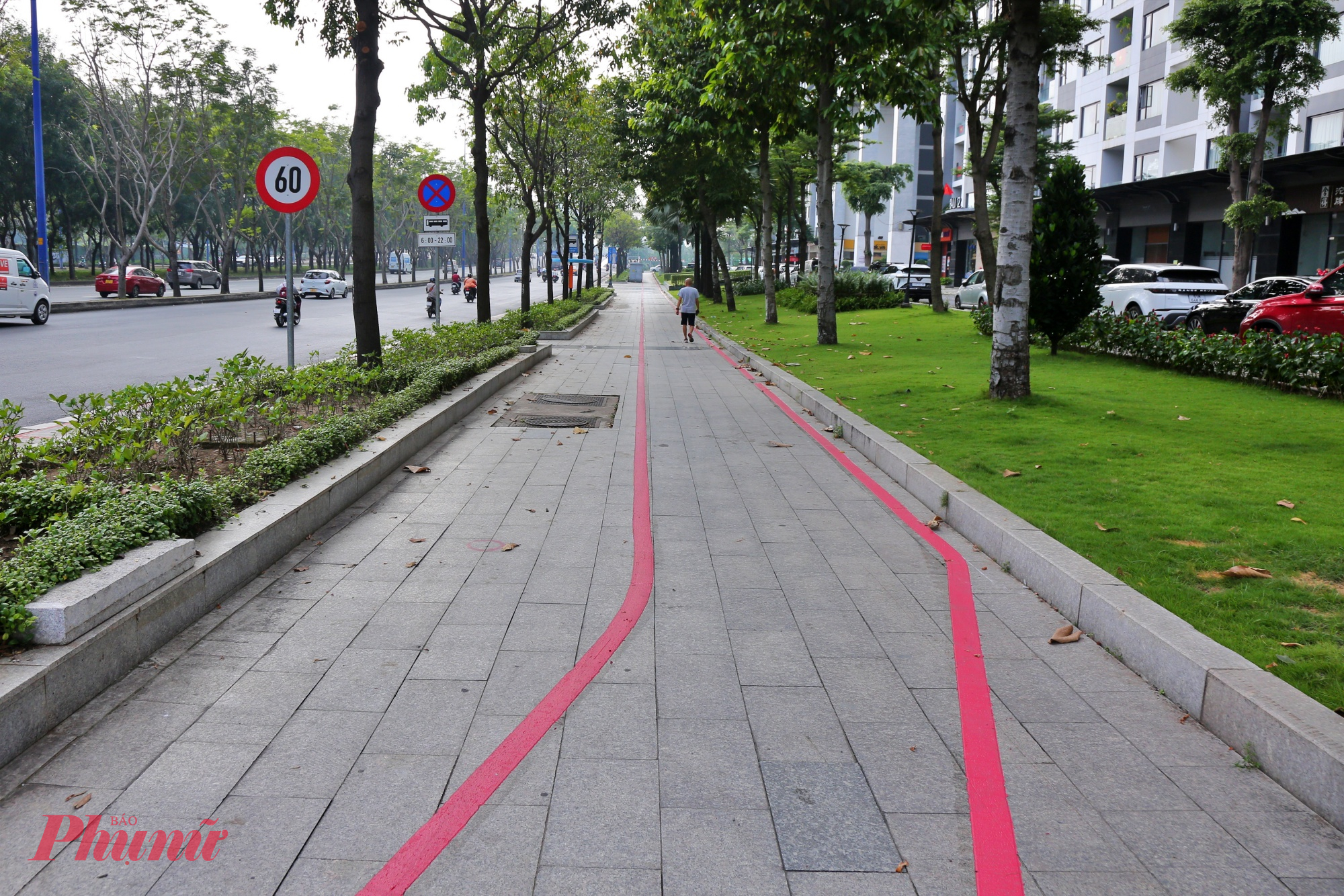 Đoạn qua khu chung cư đã vỉa hè rộng và lát đá sẵn chỉ cần kẻ vạch tạo làn riêng cho xe đạp.
