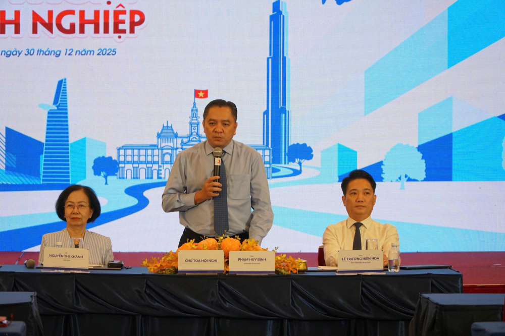 Ông Phạm Huy Bình - Giám đốc Sở Du lịch TPHCM chủ trì hội nghị đối thoại với các doanh nghiệp kinh doanh du lịch. Ảnh: Thanh Trân