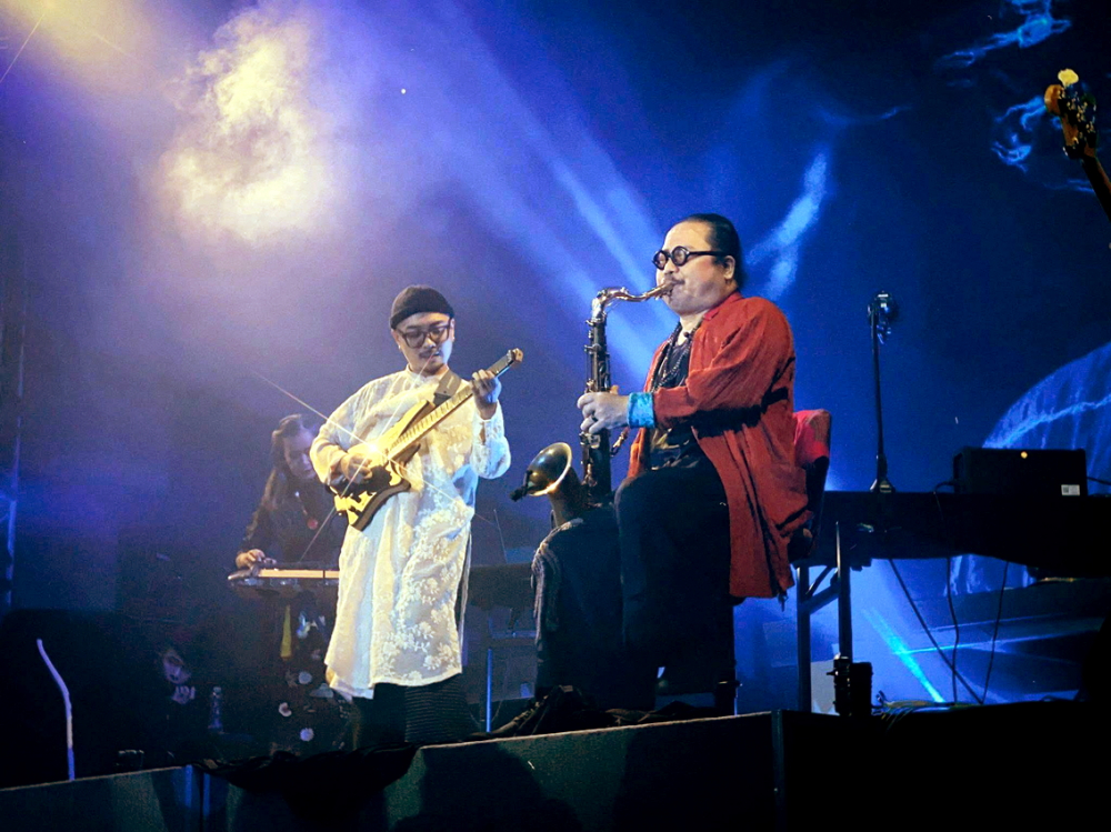 Dzung (trái) và nghệ sĩ saxophone Trần Mạnh Tuấn trong live show Du thanh đa giác  - Ảnh do nghệ sĩ cung cấp