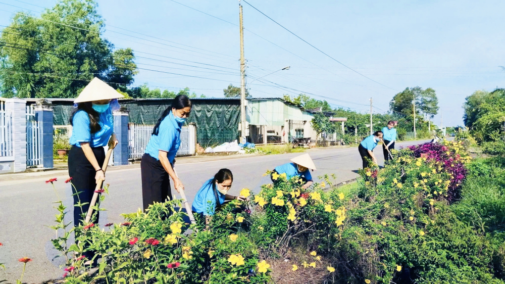 Hội viên phụ nữ xã Dầu Tiếng ra quân thực hiện công trình “Thành phố muôn sắc hoa” trên đường Định An 88