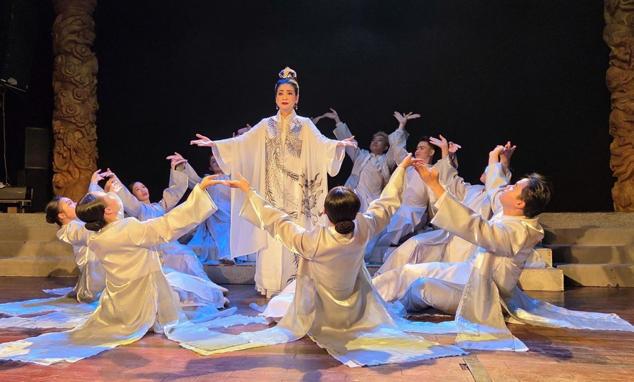 Kịch bản Hoàng hậu hai vua của nhà viết kịch Lê Duy Hạnh lại tái xuất tại Liên hoan quốc tế sân khấu thử nghiệm 2025 với tên gọi Sơn hà - Ảnh: Ngọc Tuyết