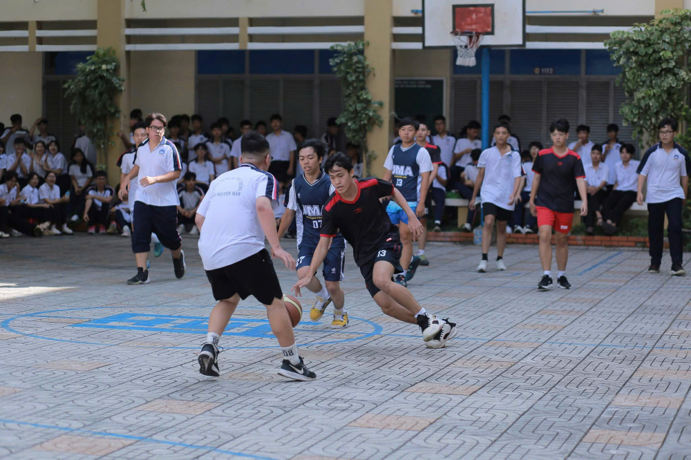 Học sinh Trường THPT Trần Nguyên Hãn chơi thể thao trong giờ ra chơi - Ảnh: T.T.