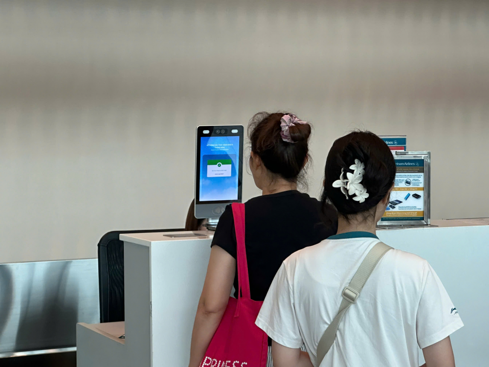 Cảng HKQT Tân Sơn Nhất cùng các hãng bay bố trí thiết bị làm thủ tục sinh trắc học giúp rút ngắn khoảng thời gian tại sân bay. Ảnh: T.Linh