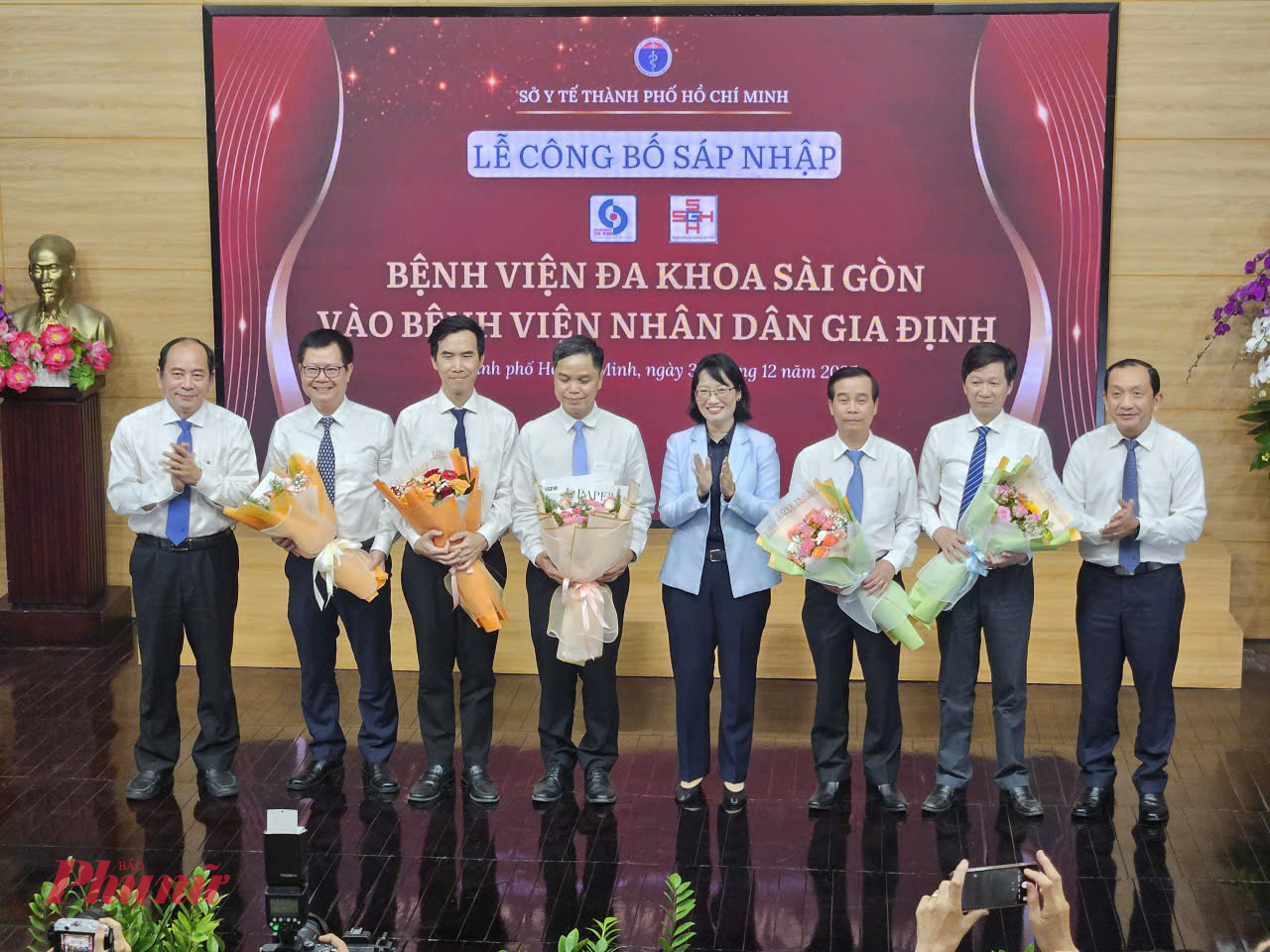 Bà Trần Thị Diệu Thúy - Phó Chủ tịch UBND TPHCM, Giám đốc Sở Y tế TPHCM Tăng Chí Thượng (bìa trái) và Phó giám đốc Sở Y tế TPHCM Nguyễn Anh Dũng (bìa phải) tặng hoa chúc mừng Ban giám đốc Bệnh viện Nhân dân Gia Định cơ sở 1 và 2, ảnh M.T.