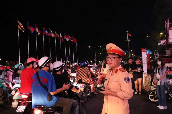 Phòng CSGT Công an TPHCM đảm bảo ANTT trong đêm bắn pháo hoa mừng năm mới 2025. Ảnh tư liệu.