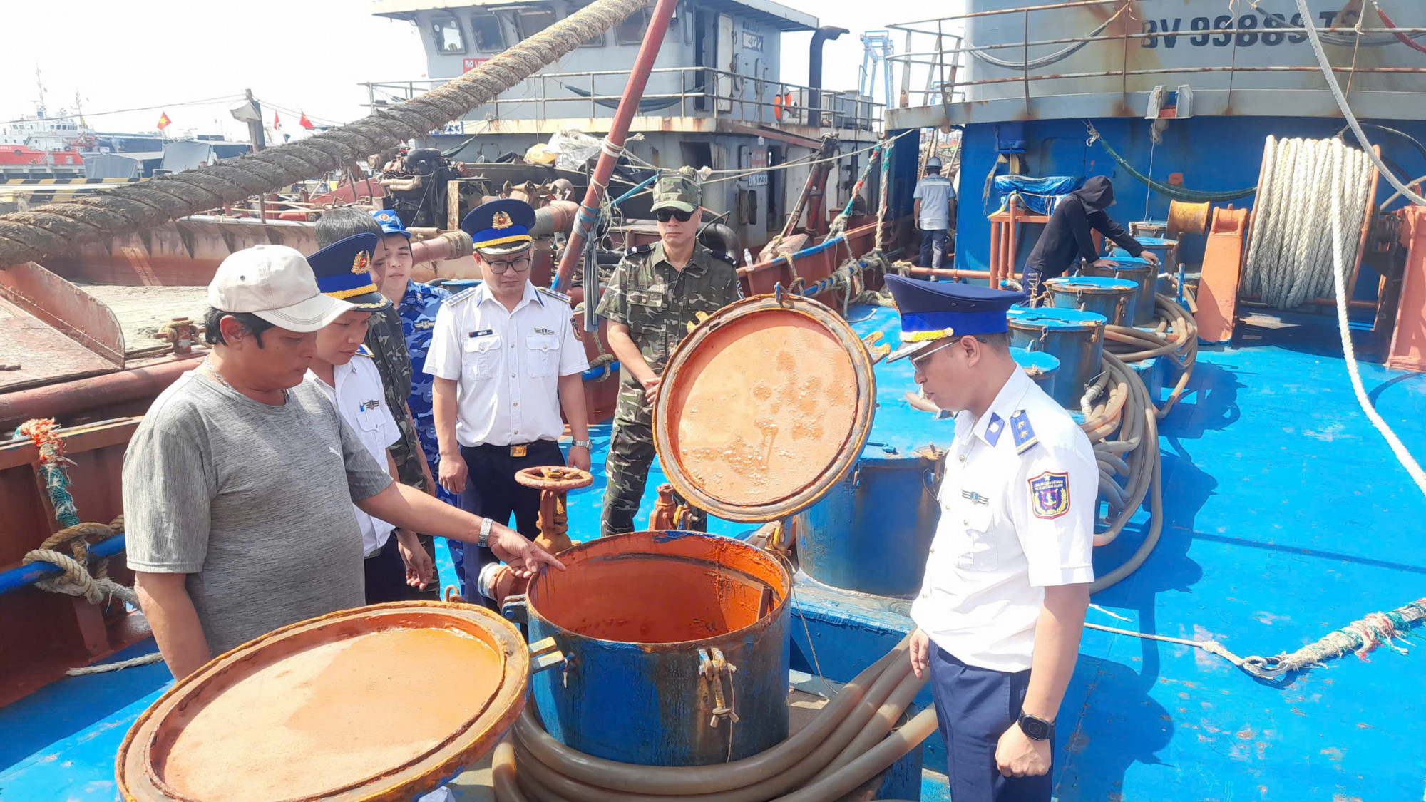 Lực lượng chức năng kiểm tra hàng hóa trên tàu. Ảnh: Đức Định.