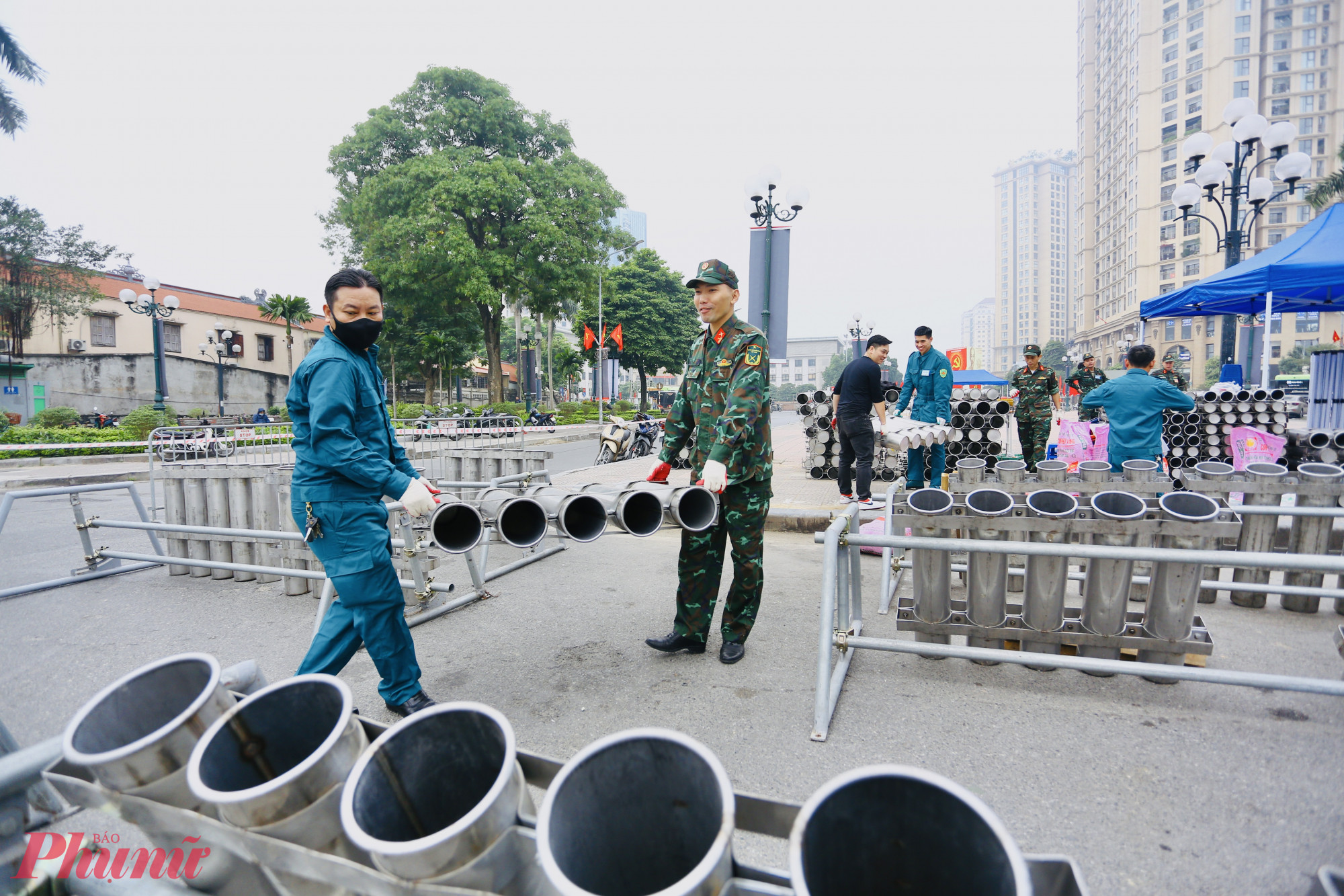 Quân đội thực hiện lắp đặt trận địa pháo hoa, phối hợp cùng lực lượng dân quân tự vệ tại vườn hoa Lạc Long Quân.