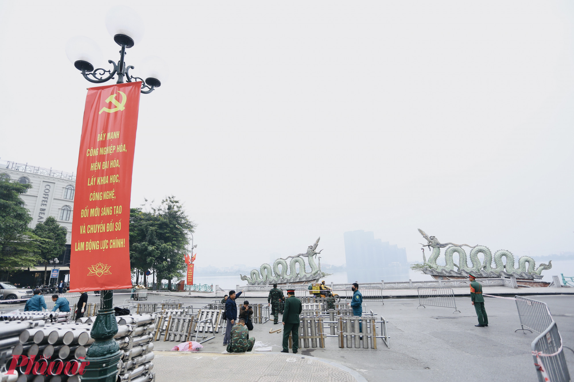 Hà Nội, dịp Tết Dương lịch, thành phố tổ chức bắn pháo hoa trong thời gian 15 phút, từ 23h45 ngày 31/12/2025 đến 0h ngày 1/1/2026, tại 5 điểm (6 trận địa) ở 5 phường Hoàn Kiếm, Hai Bà Trưng, Từ Liêm, Tây Hồ và Hà Đông