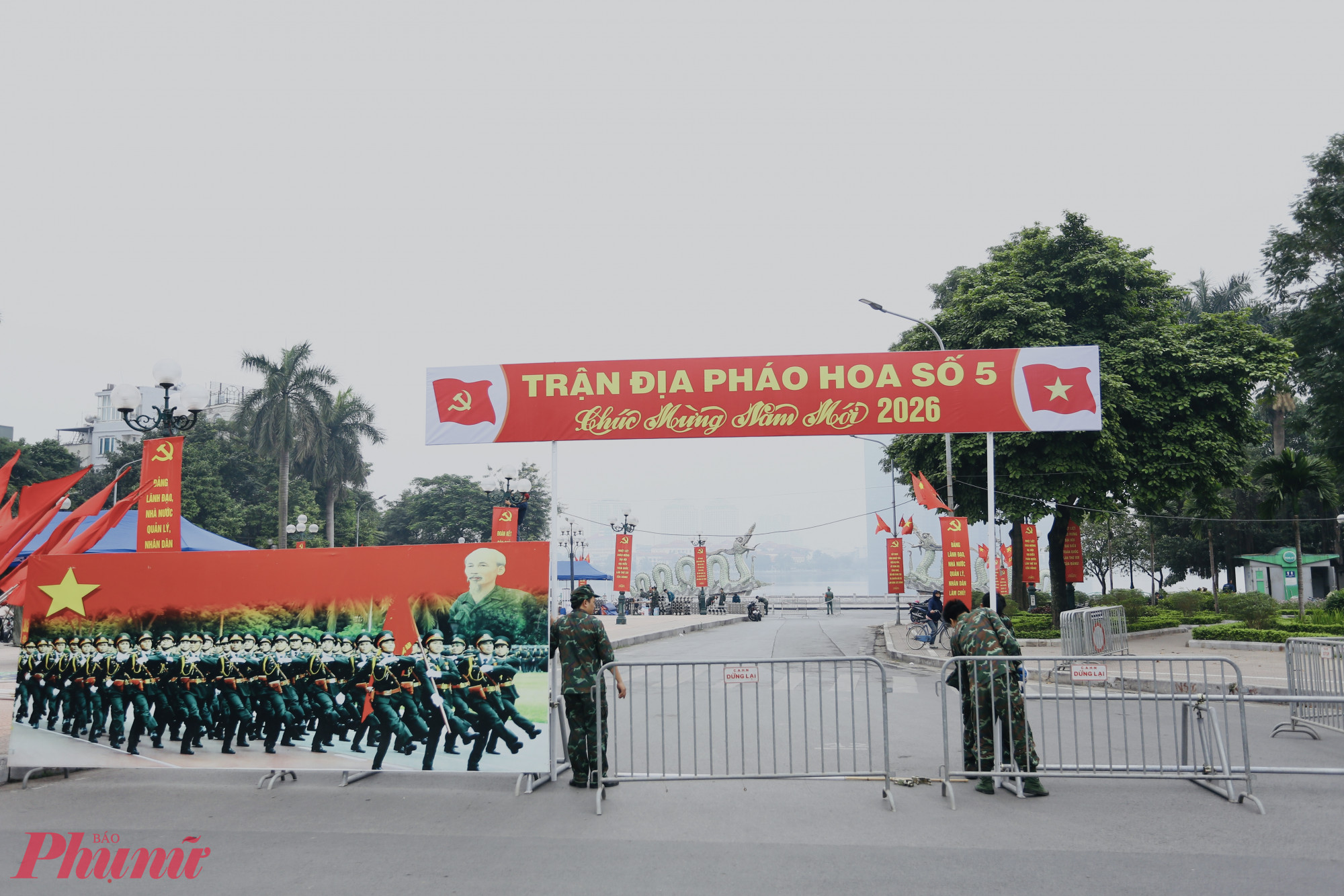 Theo ghi nhận, tại Hồ Tây, trận địa pháo hoa đang được lực lượng quân đội triển khai lắp đặt.