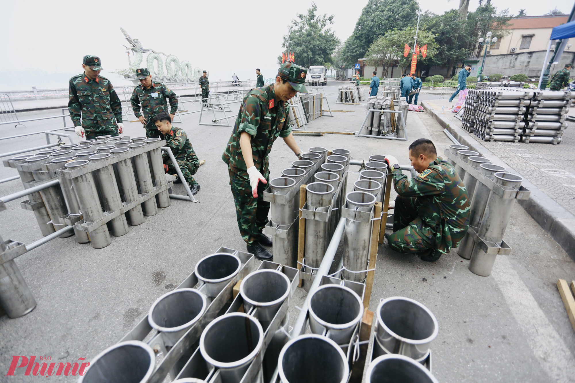 Hệ thống ống phóng pháo hoa được quân đội lắp đặt, căn chỉnh cẩn thận trên toàn bộ khu vực trận địa, thời điểm này chưa đưa pháo vào ống.