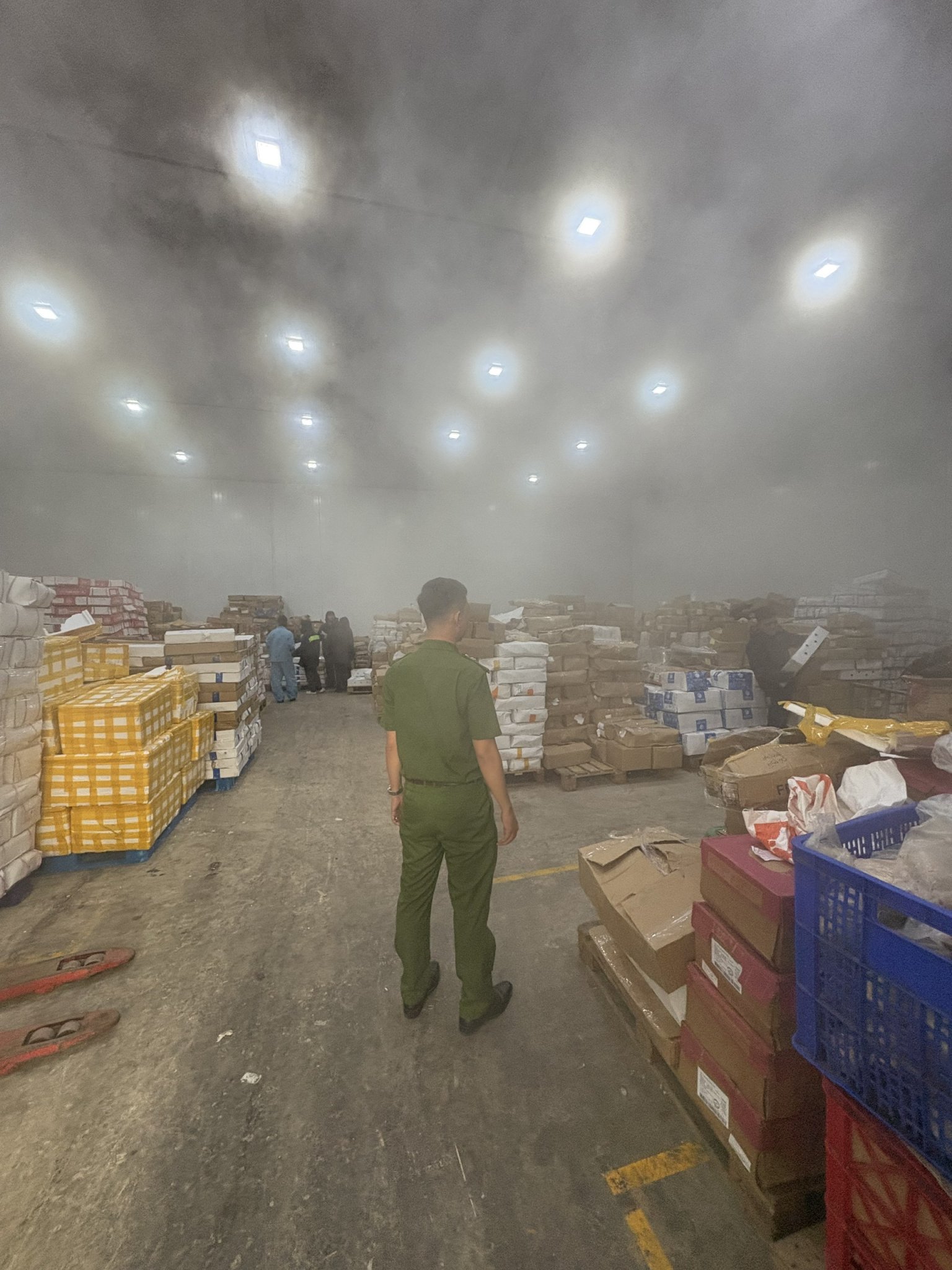 Kho hàng đông lạnh được kiểm tra. Ảnh: CA