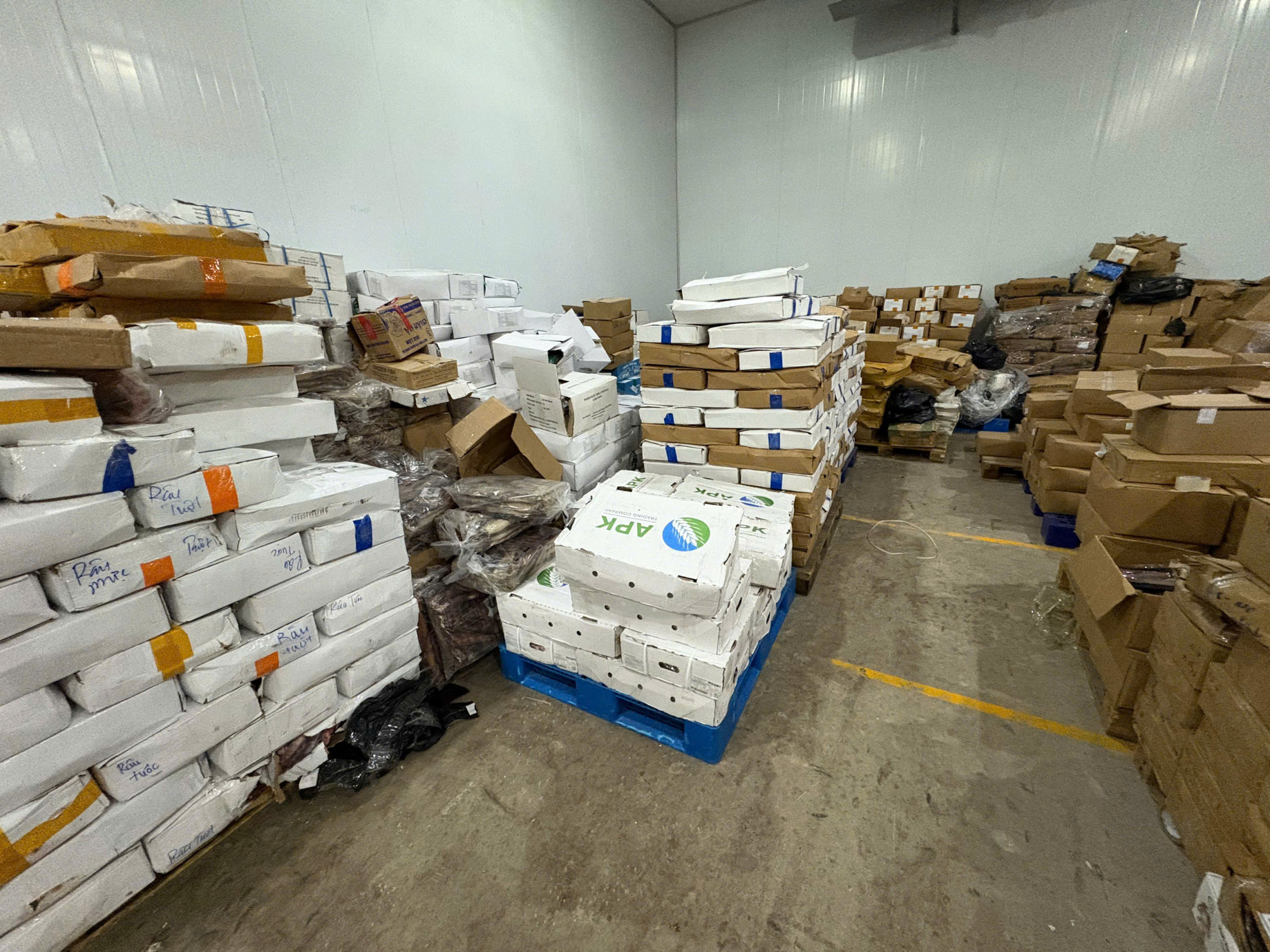 Các sản phẩm trong kho. Ảnh: CA