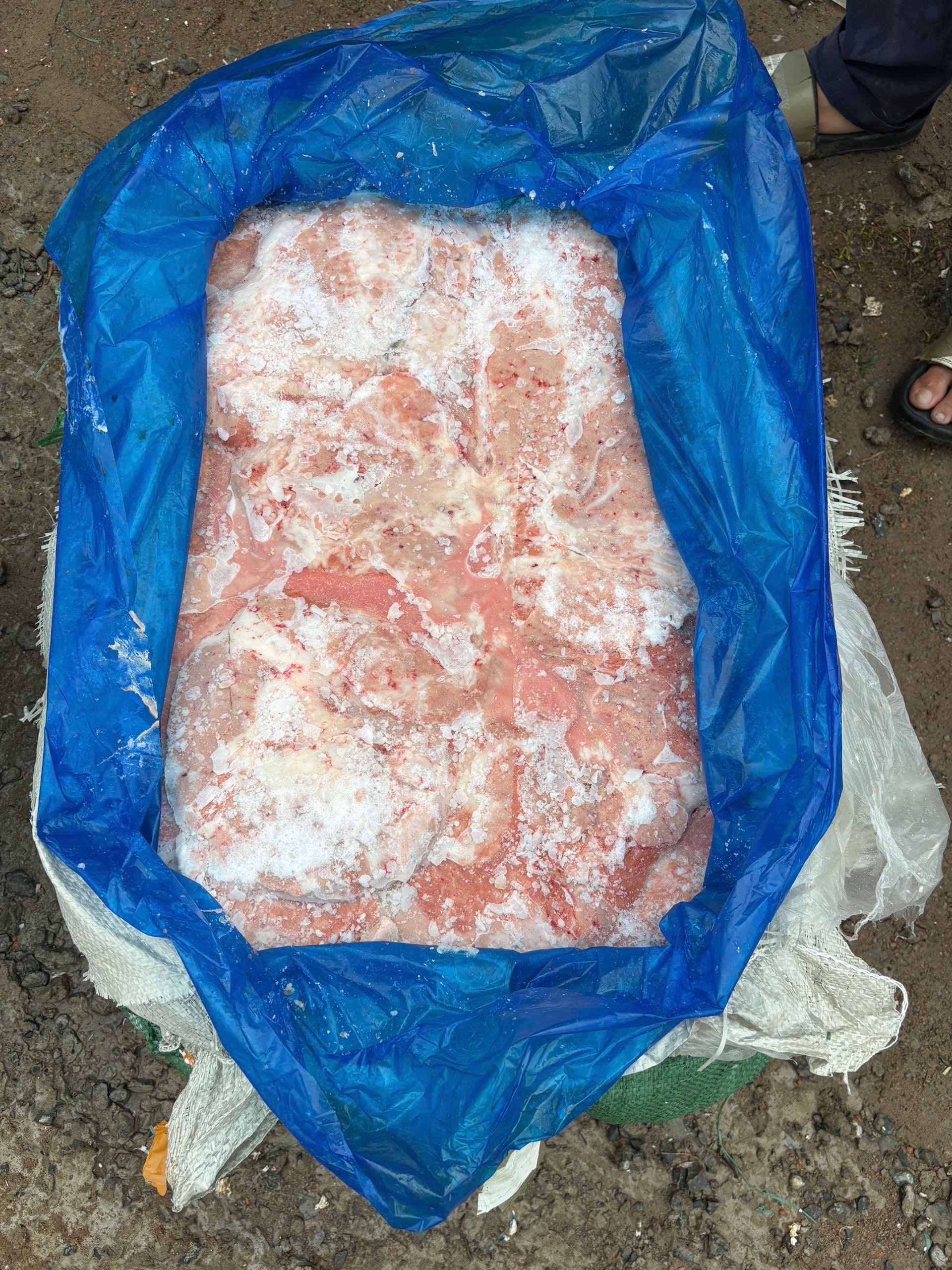 Sản phẩm được đưa đi tiêu hủy. Ảnh: CA