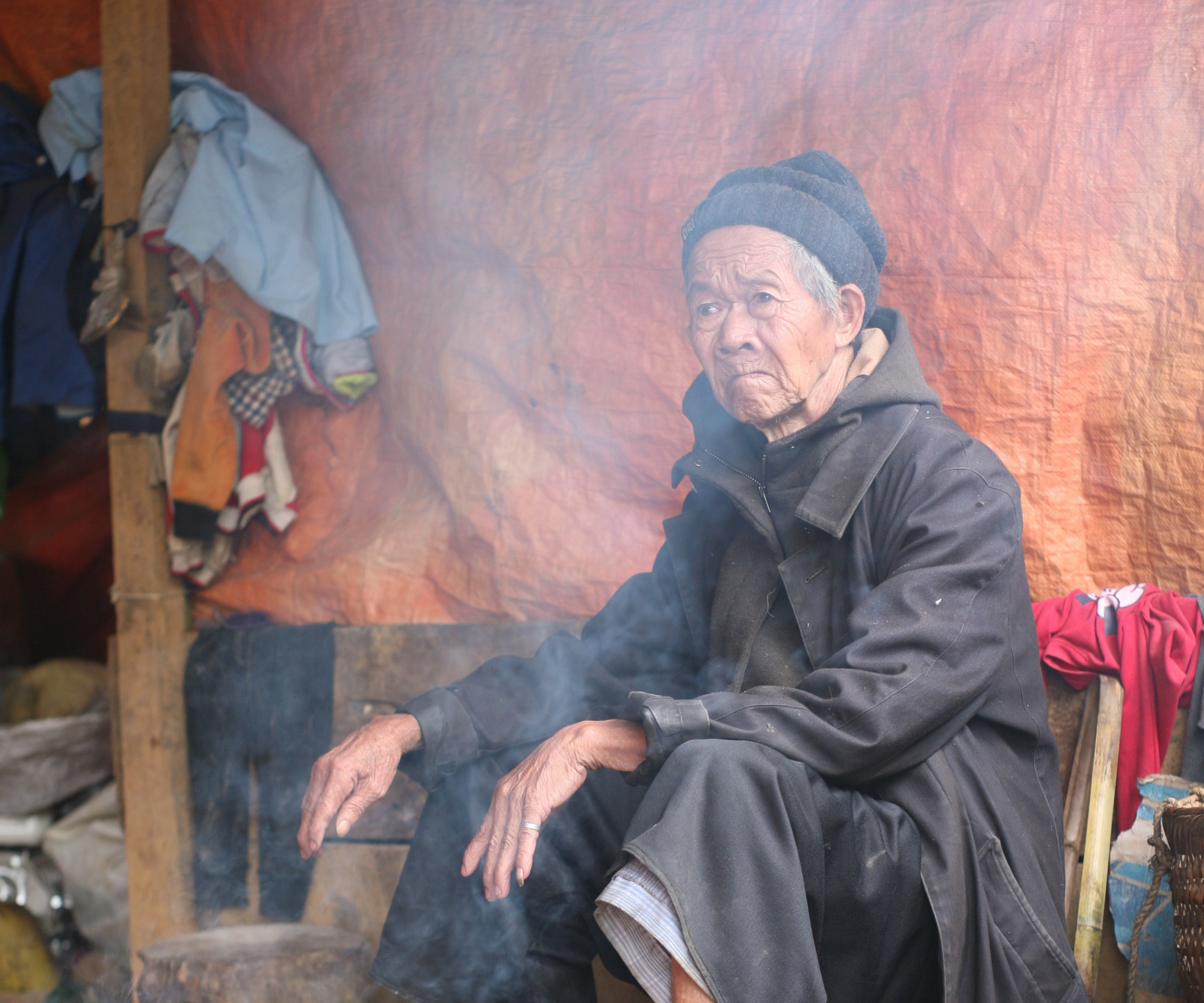 Ở nơi tôi công tác, nhiều cụ già không nhớ hết mặt chữ, không sử dụng điện thoại