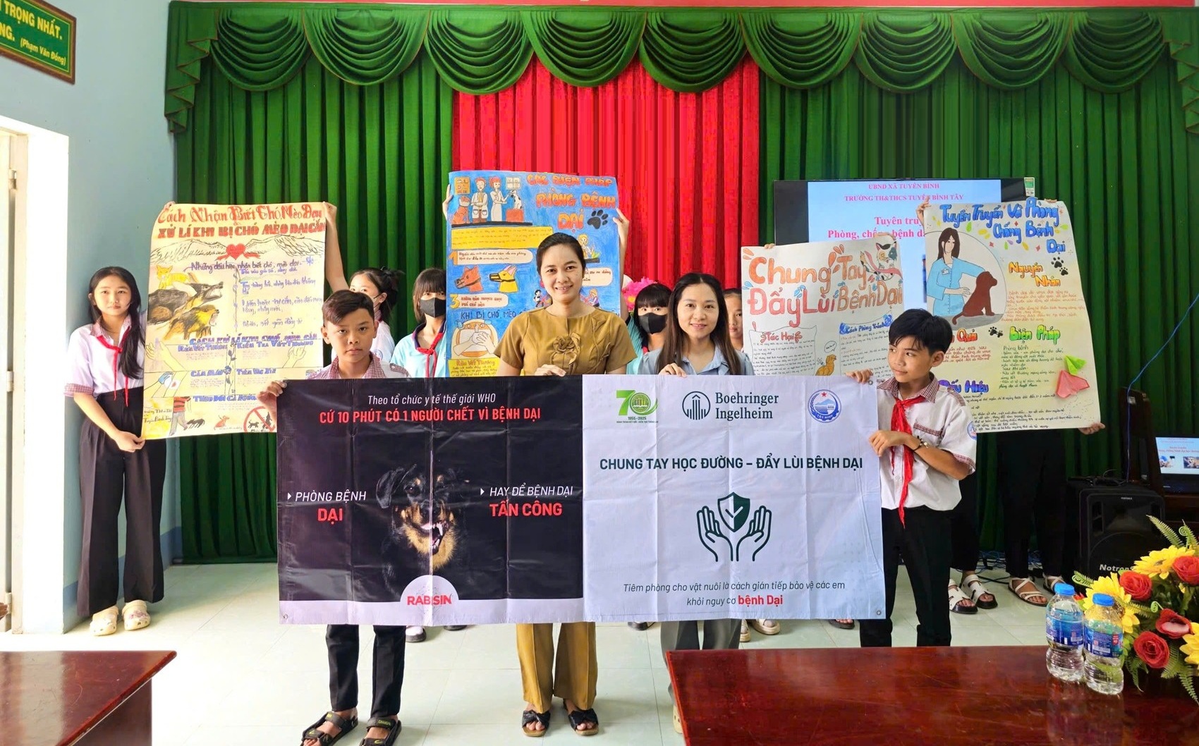 Các học sinh Trường tiểu học và trung học cơ sở Tuyên Bình Tân vẽ tranh cổ động phòng chống bệnh dại - Ảnh: Boehringer Ingelheim