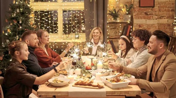 Chia sẻ tiếng cười và những khoảnh khắc vui vẻ với những người thân yêu và bạn bè giúp mở rộng mạch máu và tăng lưu lượng máu đến tim. - Pexels