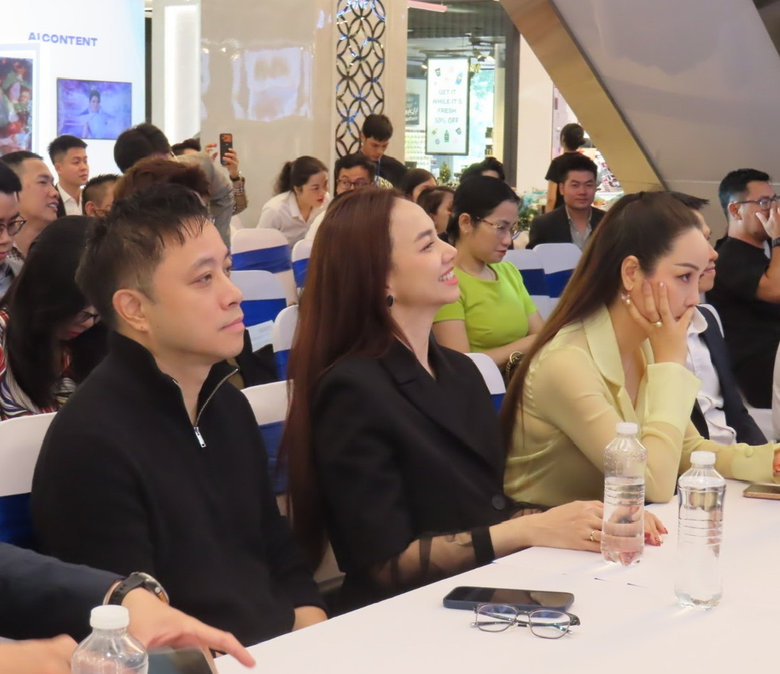 Vợ chồng đạo diễn Victor Vũ- nhà sản xuất Đinh Ngọc Diệp và đạo diễn- nhà sản xuất Mai Thu Huyền tại sự kiện