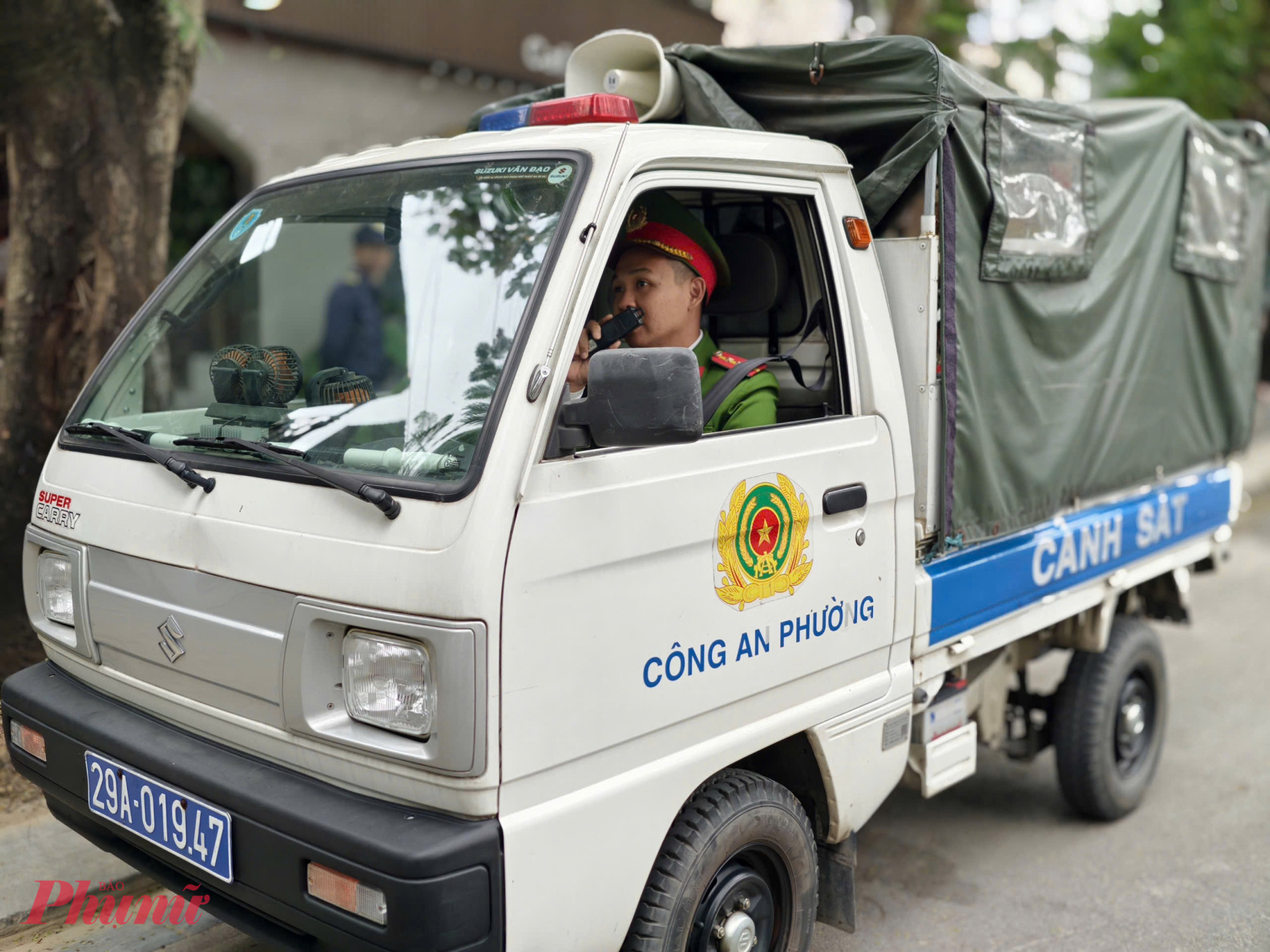 Đại uý Phan Quang Long, cán bộ Công an phường Tây Hồ cho biết, đơn vị đã xây dựng phương án bảo đảm an ninh, trật tự, phòng chống cháy nổ tại khu vực tổ chức bắn pháo hoa; phân công lực lượng cụ thể, rõ người, rõ việc, sẵn sàng xử lý kịp thời mọi tình huống phát sinh. “Mục tiêu cao nhất là bảo đảm an toàn tuyệt đối cho nhân dân, không để xảy ra các sự cố phức tạp về an ninh, trật tự.