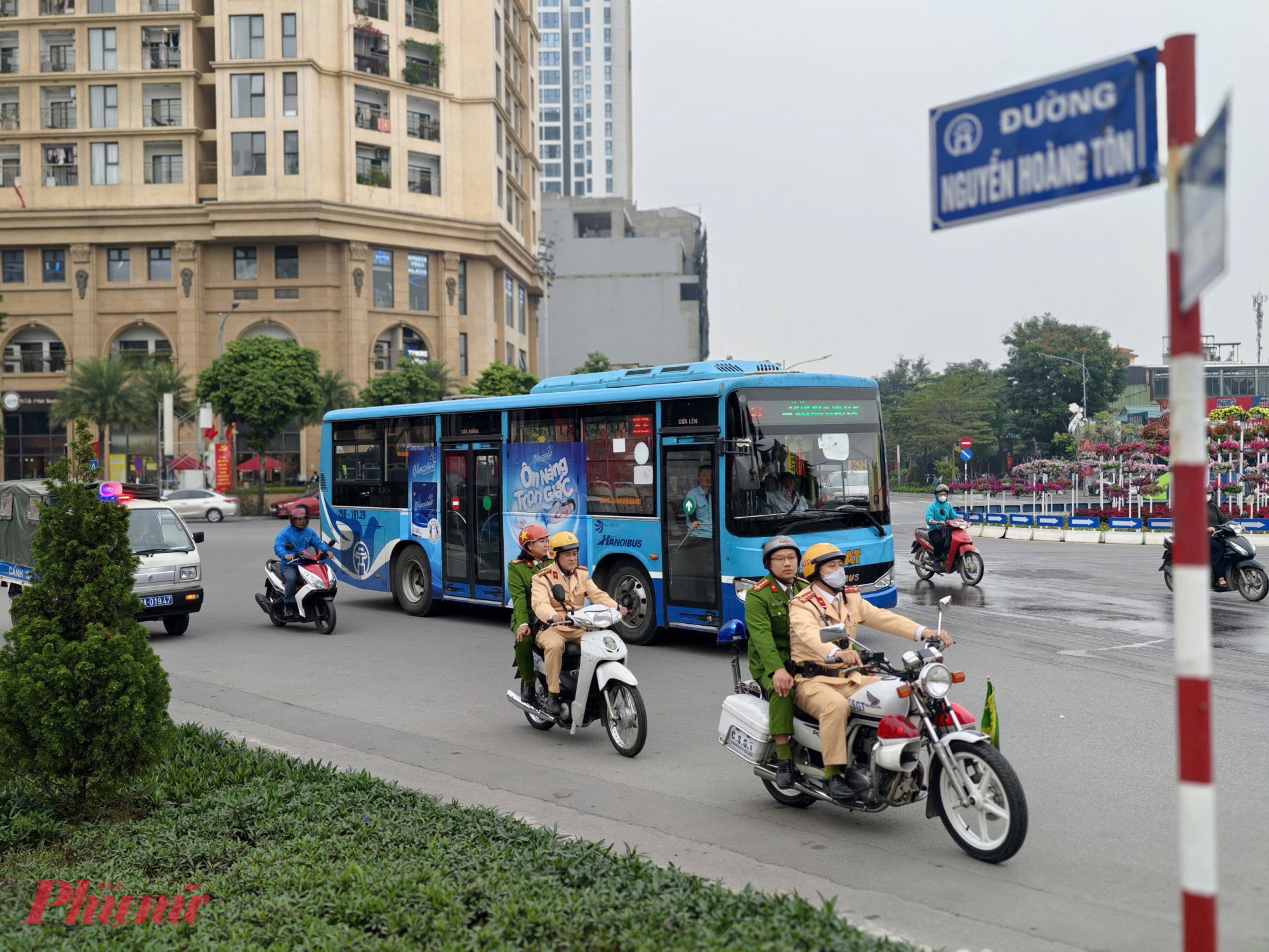 Thực hiện chỉ đạo của UBND TP Hà Nội về tổ chức bắn pháo hoa Tết Dương lịch năm 2026, trong đó có điểm bắn tại khu vực vườn hoa Lạc Long Quân (phường Tây Hồ), Đội Cảnh sát giao thông đường bộ số 2 – Phòng Cảnh sát giao thông (CSGT) Hà Nội đã phối hợp chặt chẽ với Công an phường Tây Hồ xây dựng và triển khai phương án bảo đảm an ninh, trật tự trên địa bàn.