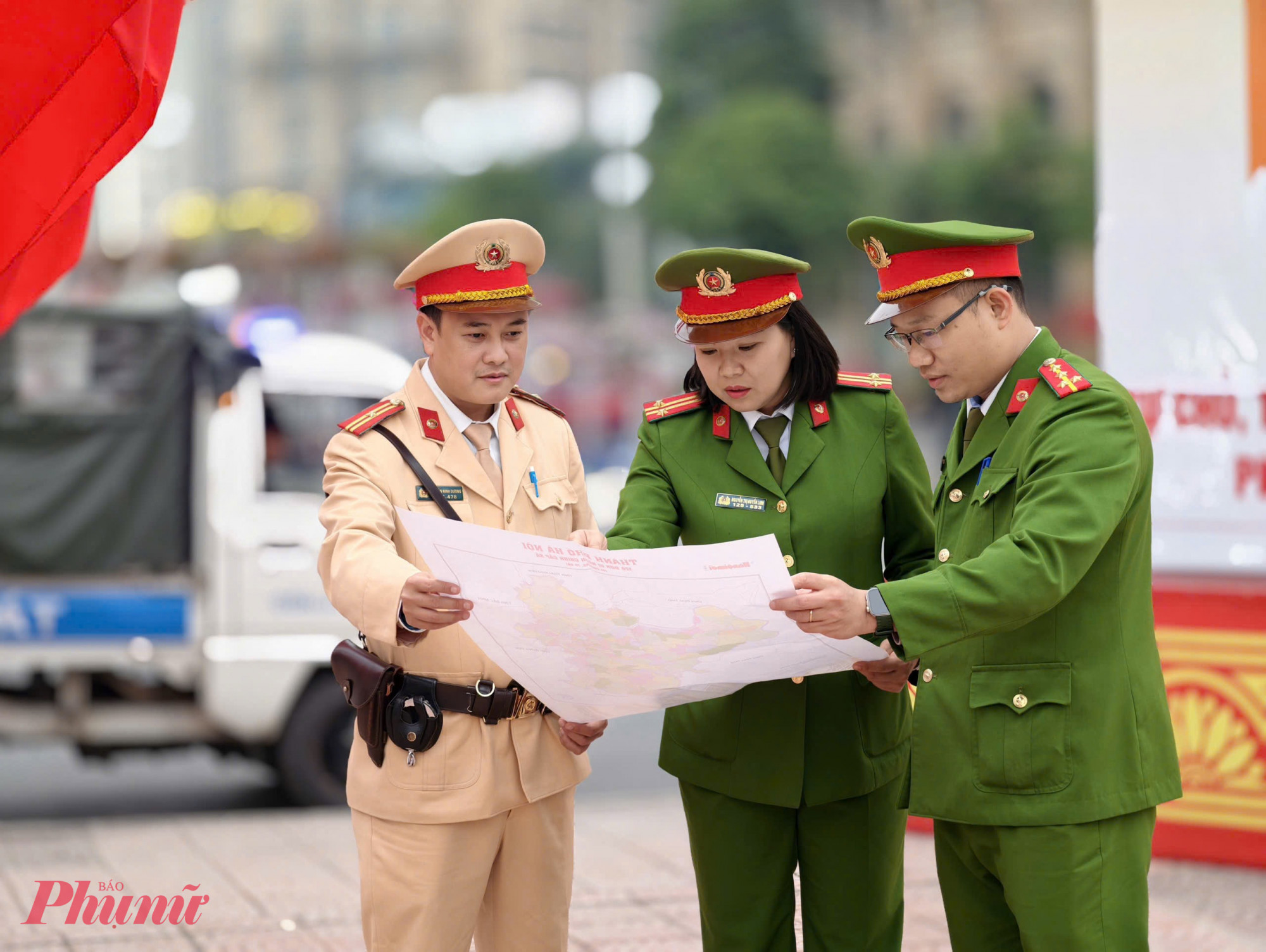 Trên cơ sở đánh giá thực tế, các đơn vị đã thống nhất phương án phân luồng giao thông từ xa, bố trí lực lượng điều tiết tại các nút giao trọng điểm, khu vực có nguy cơ phát sinh ùn tắc, dừng, đỗ phương tiện trái quy định.