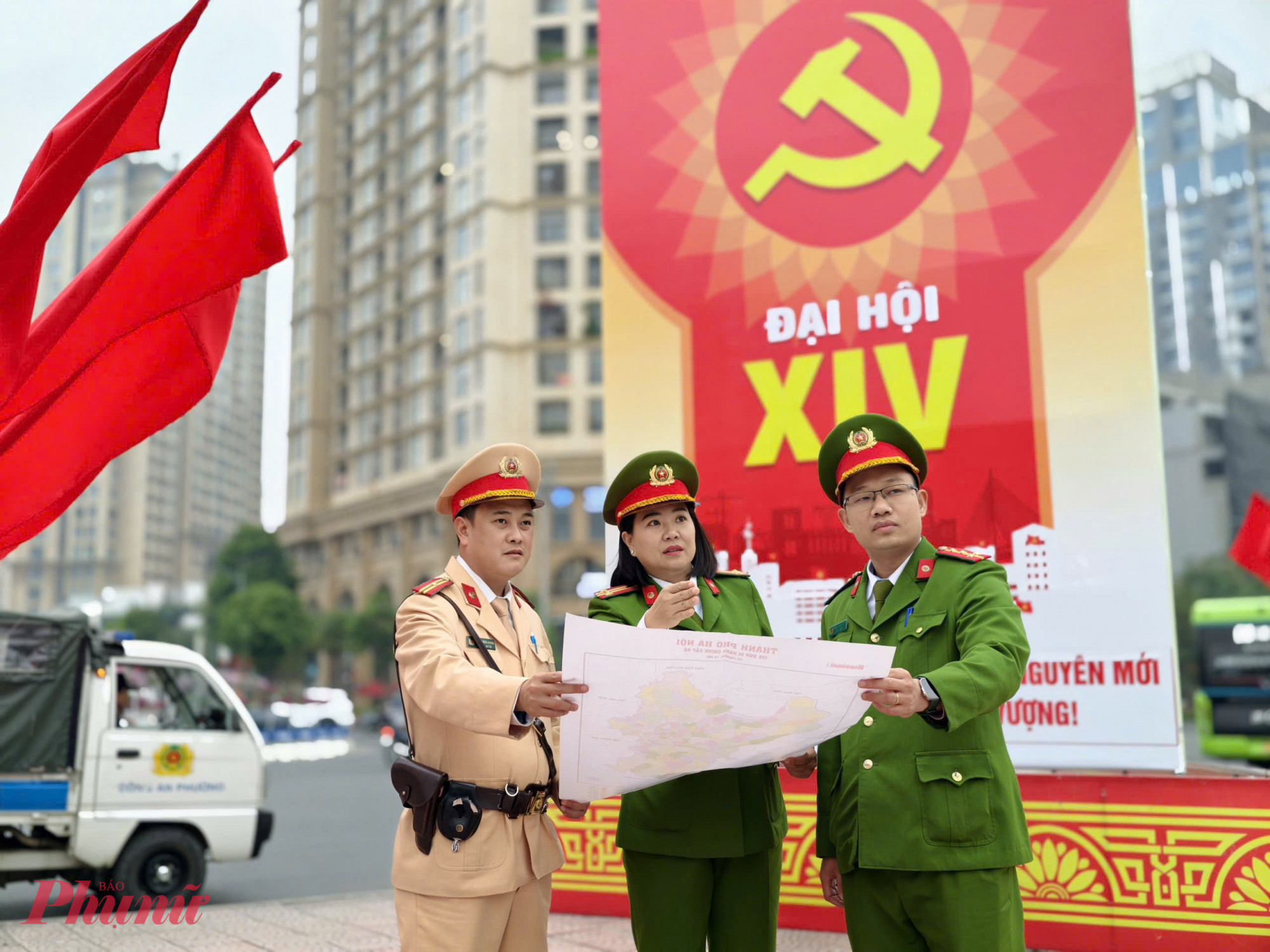 Lực lượng CSGT và Công an phường Tây Hồ đã trực tiếp khảo sát thực địa, rà soát toàn bộ các tuyến đường xung quanh khu vực vườn hoa Lạc Long Quân. Đây là khu vực ven hồ Tây, có mật độ phương tiện lớn, nhiều tuyến đường giao cắt, thường xuyên tập trung đông người vào các dịp lễ, Tết.