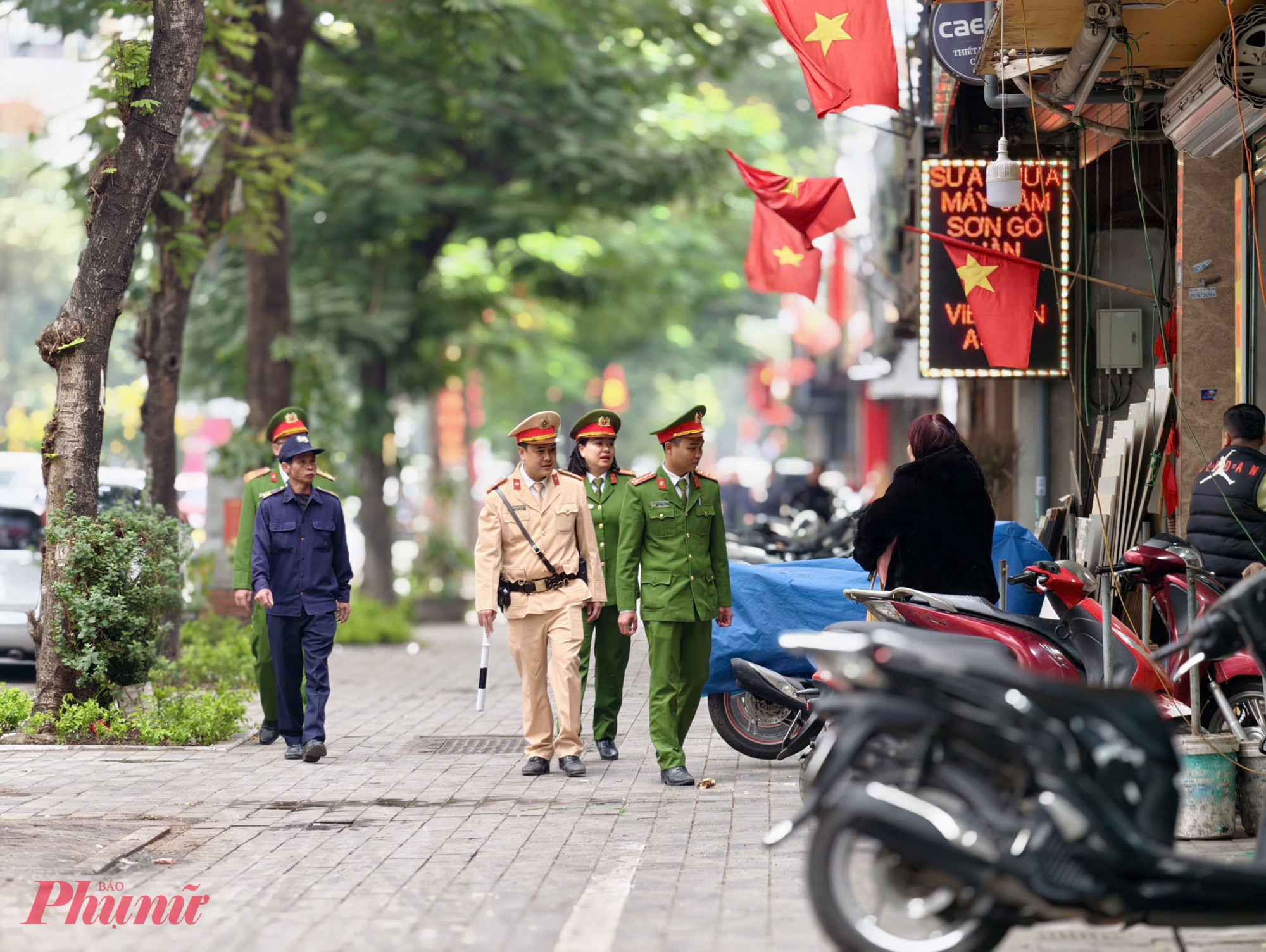 Song song với công tác bảo đảm TTATGT, lực lượng chức năng cũng tăng cường kiểm tra, chấn chỉnh các vi phạm về trật tự đô thị. 