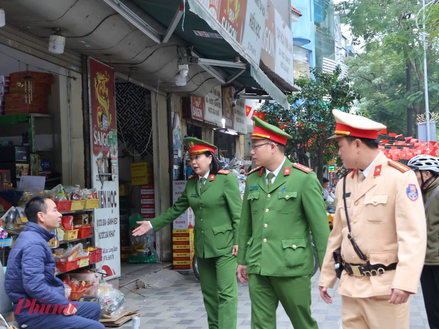 Các trường hợp lấn chiếm vỉa hè, lòng đường để kinh doanh, buôn bán hàng rong, tự ý trông giữ phương tiện trái phép đều được nhắc nhở, yêu cầu chấp hành nghiêm các quy định, trả lại không gian thông thoáng cho người đi bộ và phương tiện lưu thông.