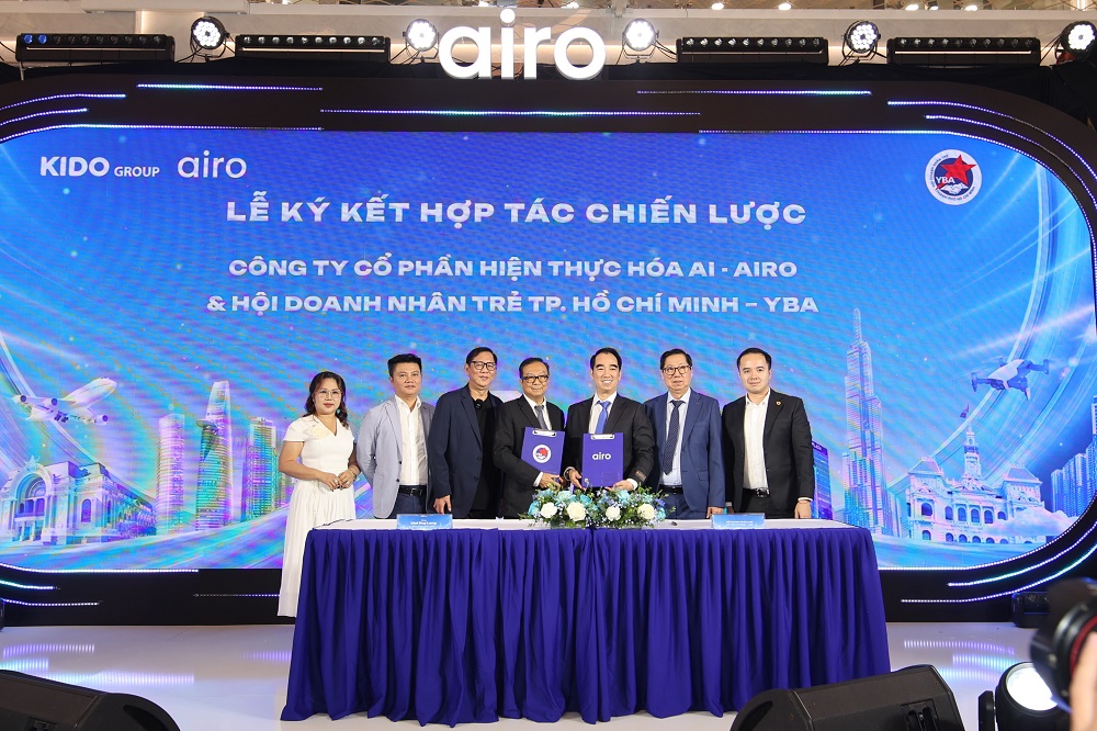 Ký kết hợp tác chiến lược giữa Công ty AIRO và Hội Doanh nhân trẻ TPHCM - Ảnh: Ngọc Thùy