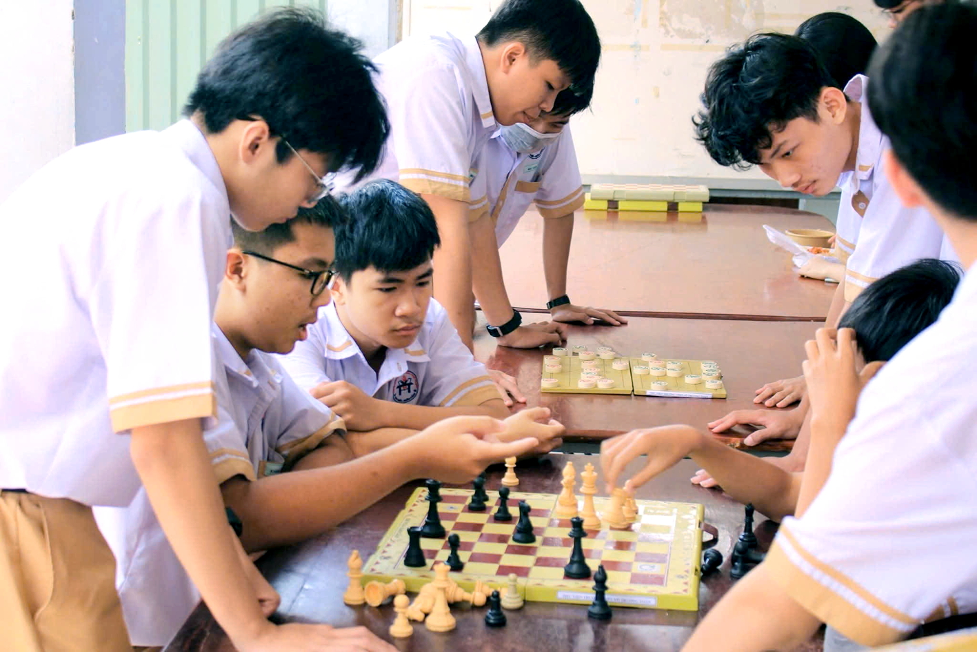 Học sinh Trường THPT Võ Trường Toản chơi cờ vua trong giờ ra chơi
