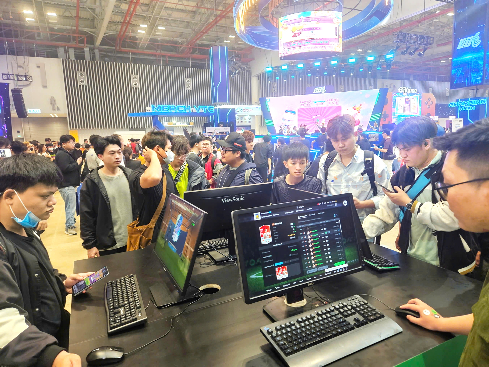 Rất đông người dự sự kiện Ngày hội game Việt Nam (Vietnam GameVerse) 2025 được tổ chức ở TPHCM vào tháng 5/2025 - ẢNH: MAI CA