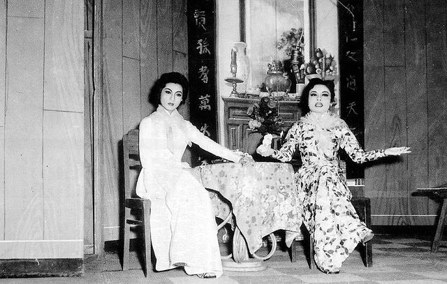 NSƯT Út Bạch Lan – Sầu nữ vận vào phận đời NSƯT Út Bạch Lan (phảii) và NSƯT Thanh Nga trong một vở diễn của đoàn cải lương Thanh Minh - Thanh Nga. Ảnh: Tư liệu