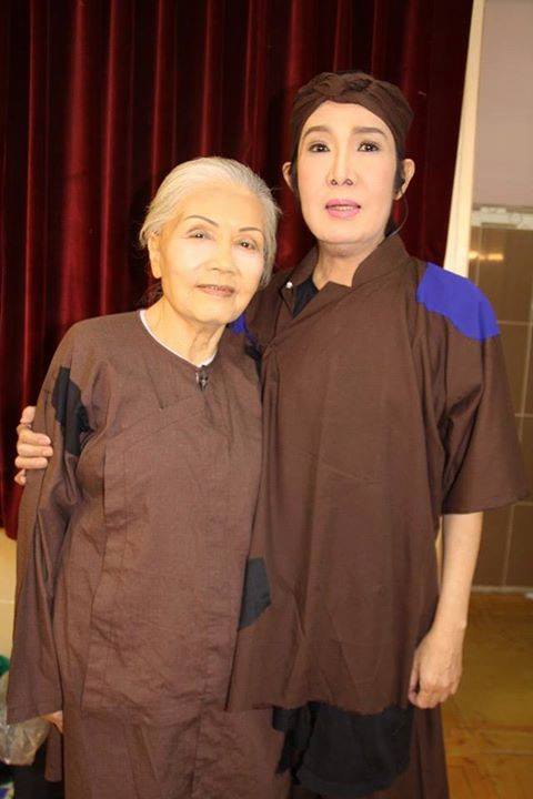 NSƯT Út Bạch Lan – Sầu nữ vận vào phận đời NS ƯT Út Bạch Lan và NS ƯT Vũ Linh trong hậu trường buổi diễn vở Bên cầu dệt lụa (2014). ảnhh: Internet